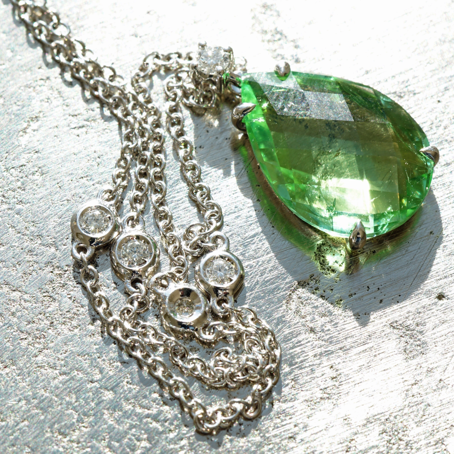 Schmuckzicke | Peridot Afghanistan mit Brillanten Collier 18 kt Weissgold mintfarben