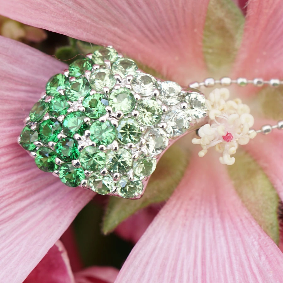 Tsavorith Peridot Anhänger mit Kette 750er Weißgold 1.17 ct im Verlauf