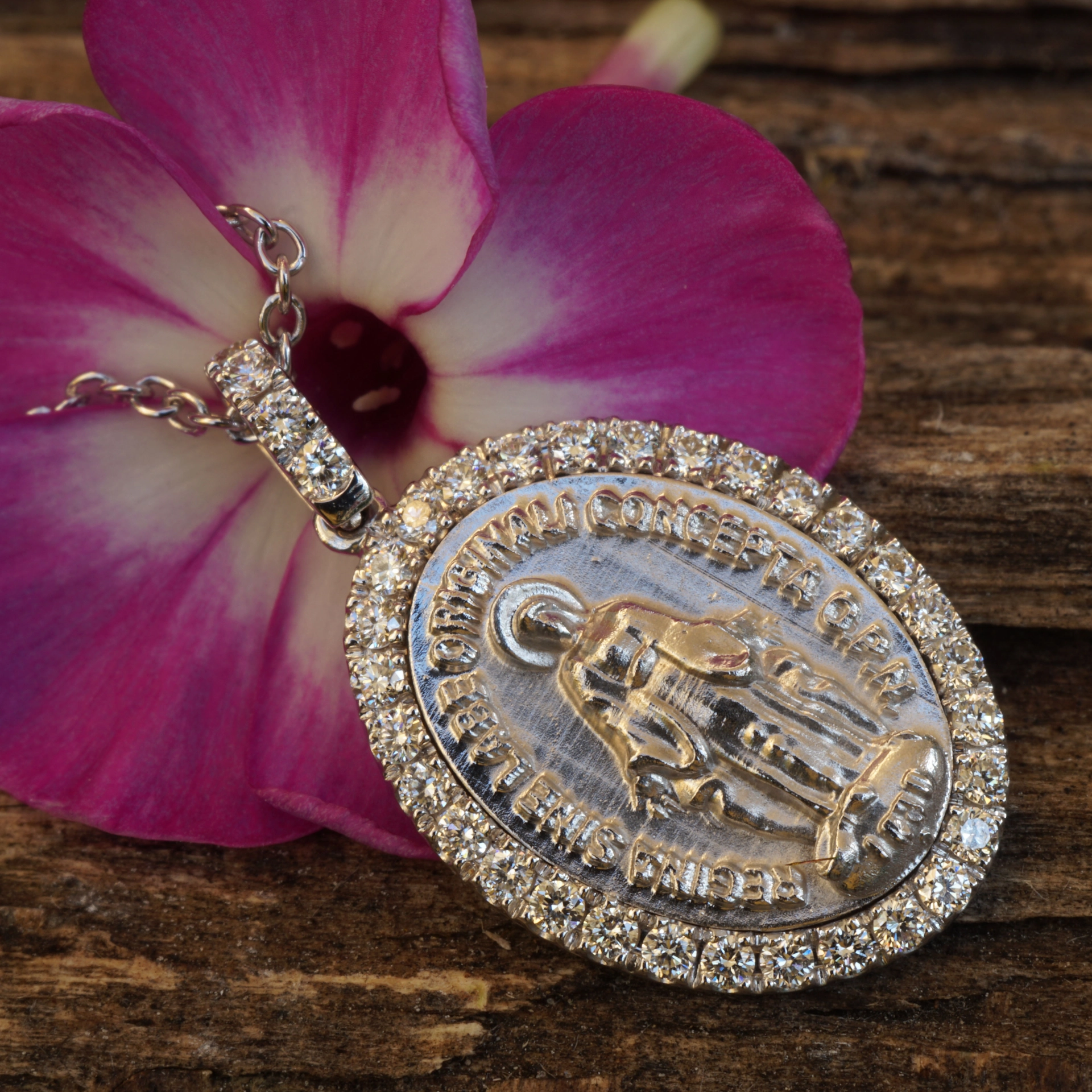 sweet madonna pendant made in italy, perfectly set in 750 white gold,