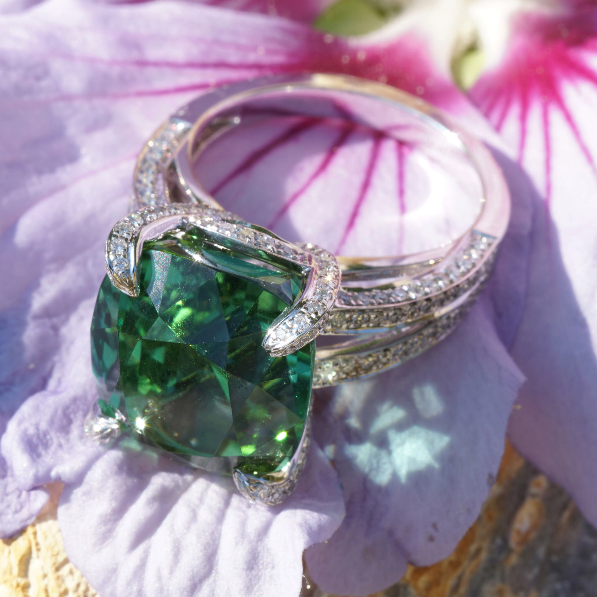 what a kind of magic...a magnific green light mint tourmalin, 14.64 ct, loupeclean