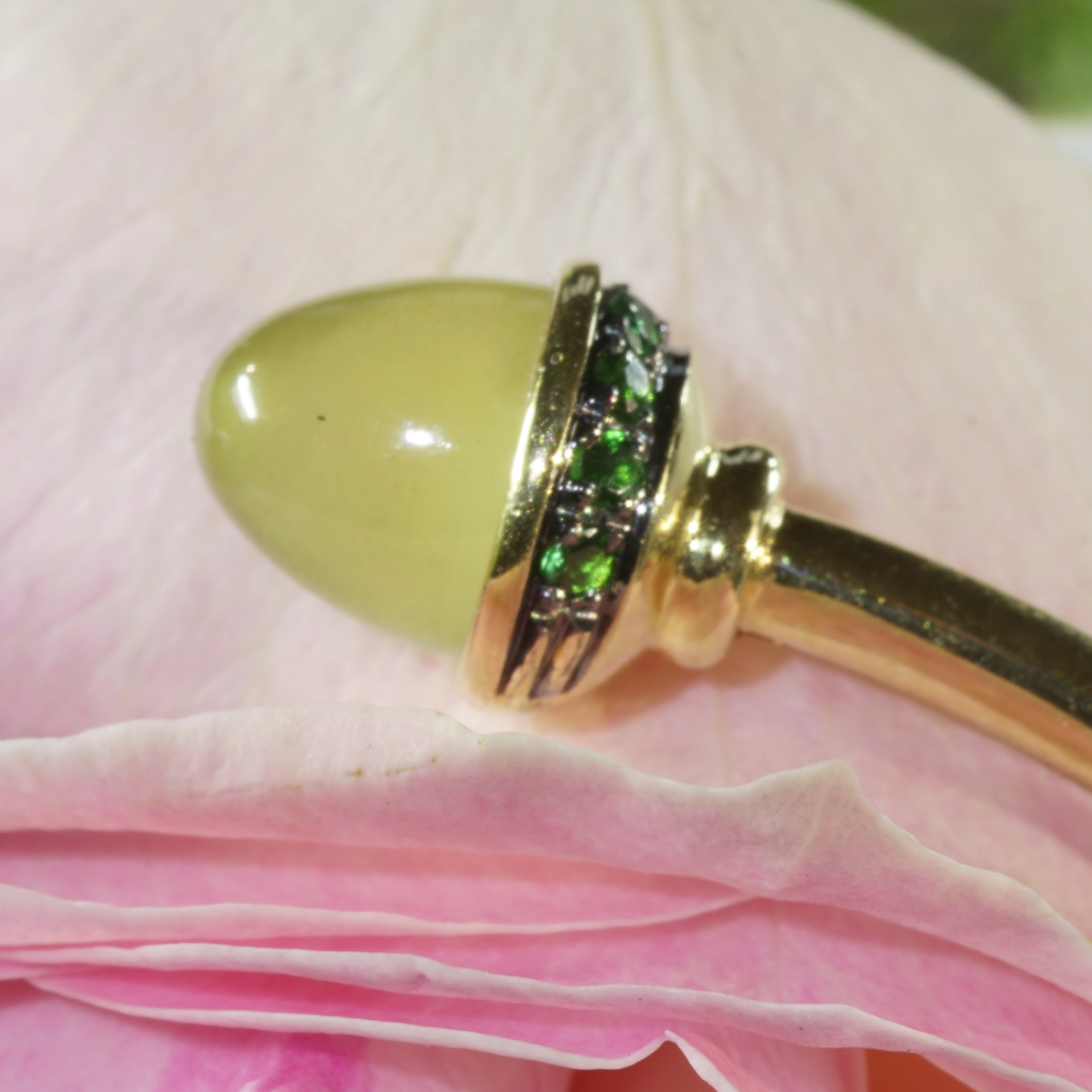 Peridot Tsavorith 18 kt Yellowgold 6.86 ct ...what a combination!