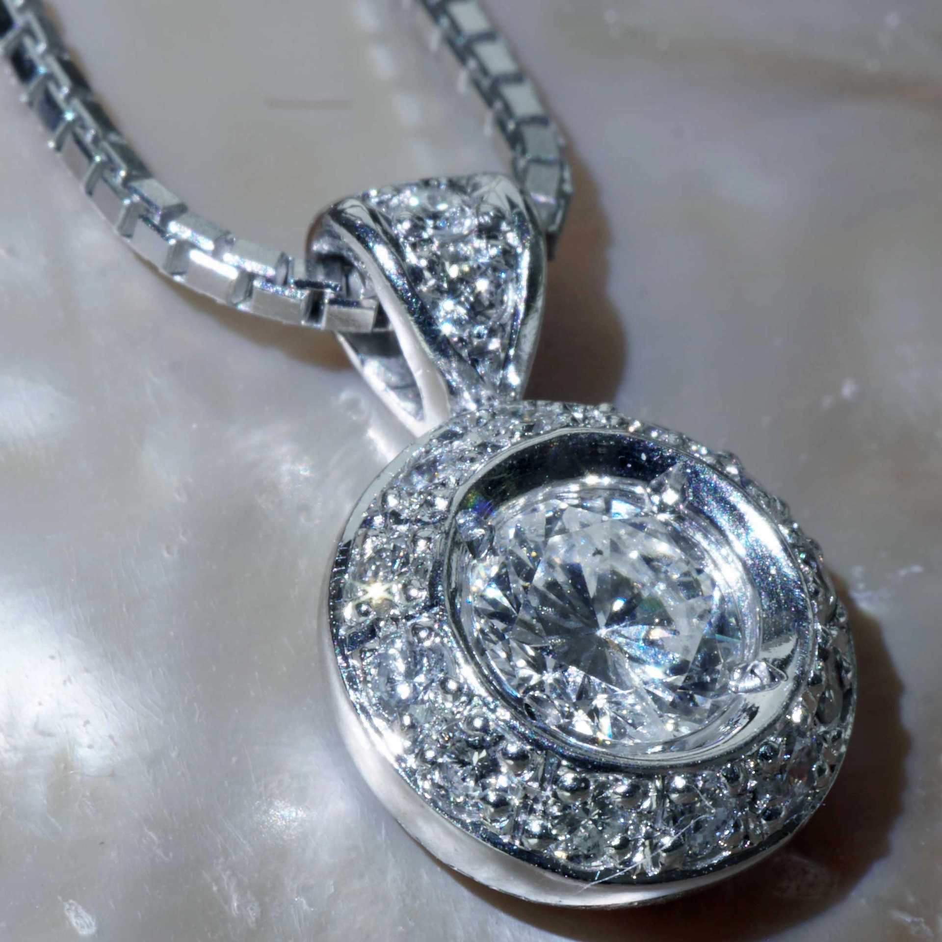 Brilliant Necklace 0.53 ct Solitaire with Halo Palladium 18 kt Whitegold
