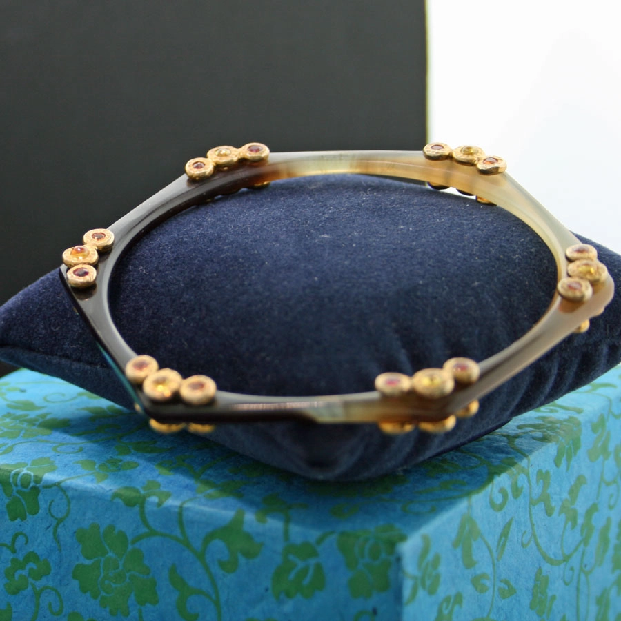 Horn-Armreif mit gelben und orangen Saphiren und Rubinen besetzt, Silber/vergoldet,