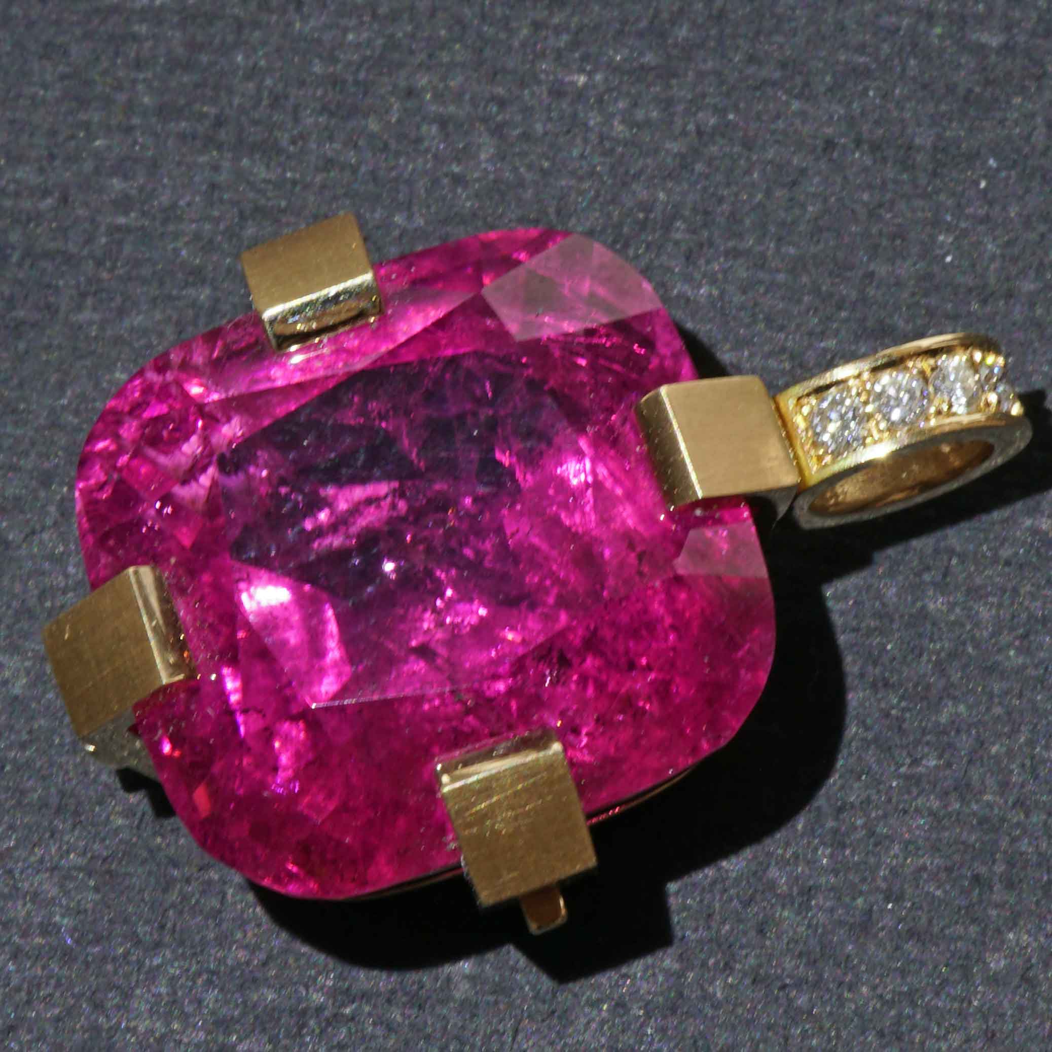 37 Carat Rubellite TOURMALINE Brilliant Pendant in 750 Rose Gold Handmade by Master Craftsman