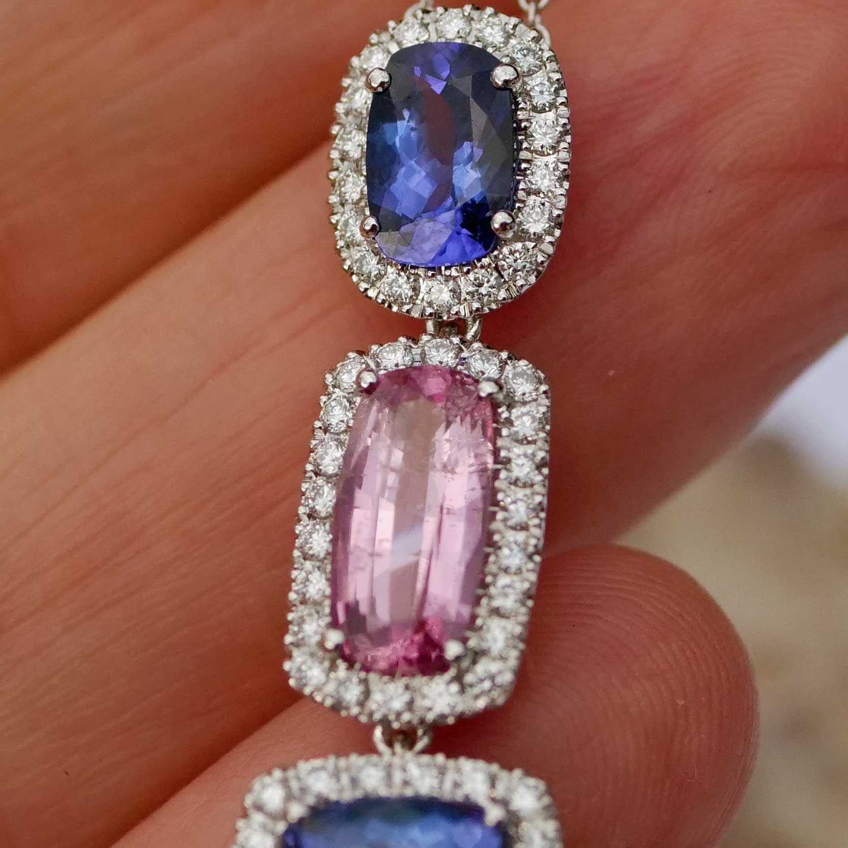 Tanzanite Spinel Brilliant Pendant w. Chain 750 White Gold 6 ct 0.70 AAA+ Blue Lily and Dream Pink