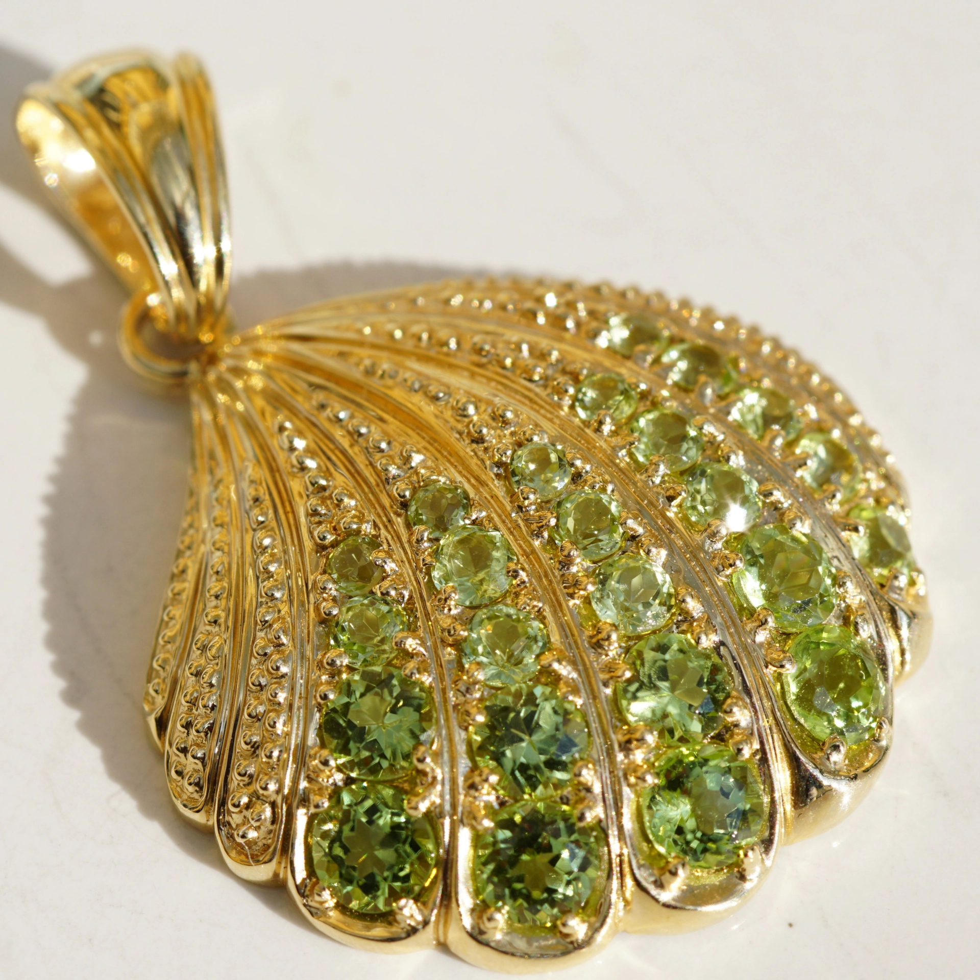 Muschel Anhänger mit Peridots 585er Gold ....hör das Meeresrauschen