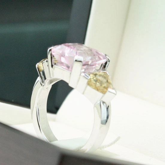 "1milliondollar"-Kunzit-Saphir-Ring,750er-Weißgold,