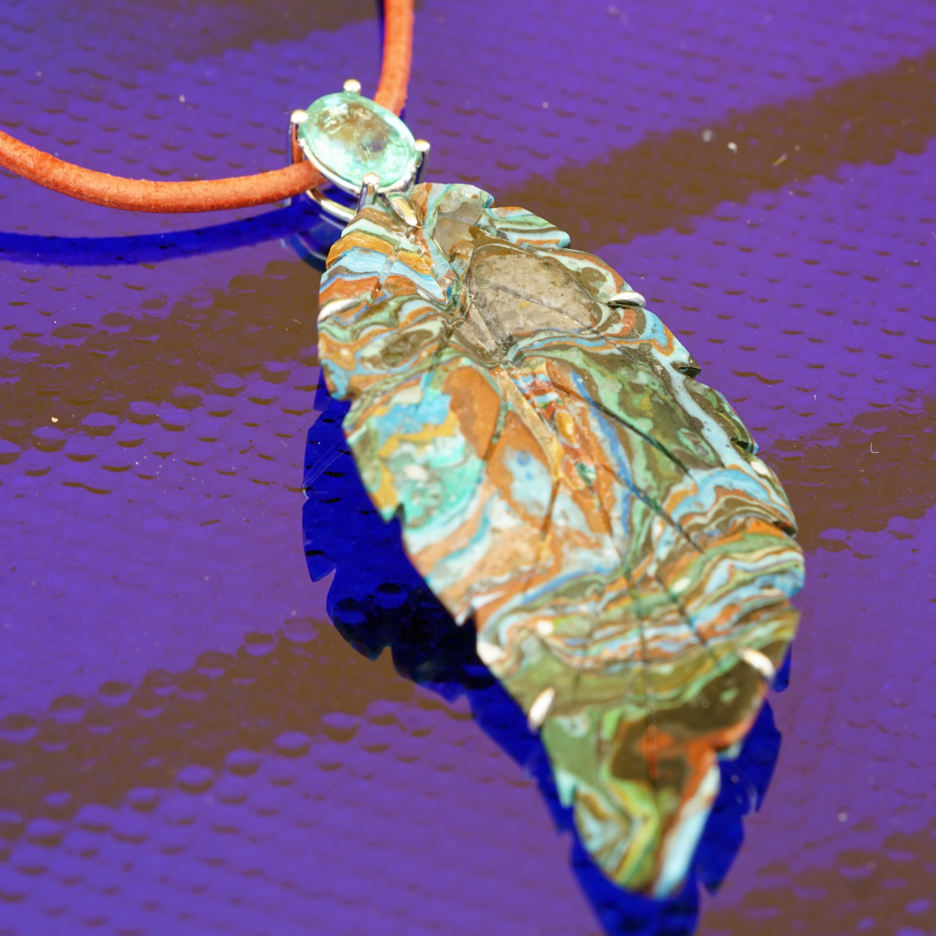 Anhänger Regenbogen Chrysokoll Blatt mit Paraiba Turmalin 750er Weissgold