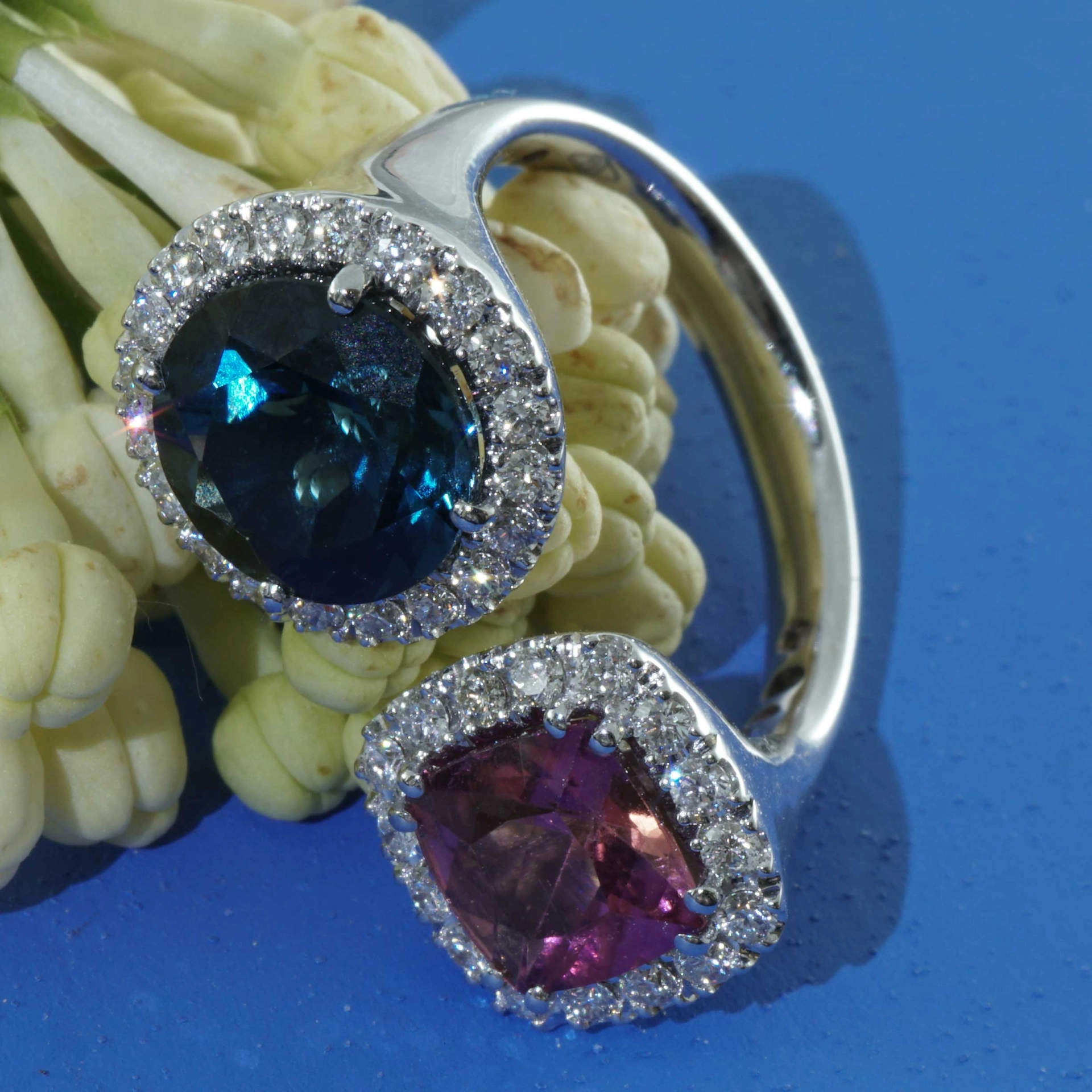 Wonderful Twin Ring 18 kt White Gold Tourmaline and Topaz with Brilliants surrounded