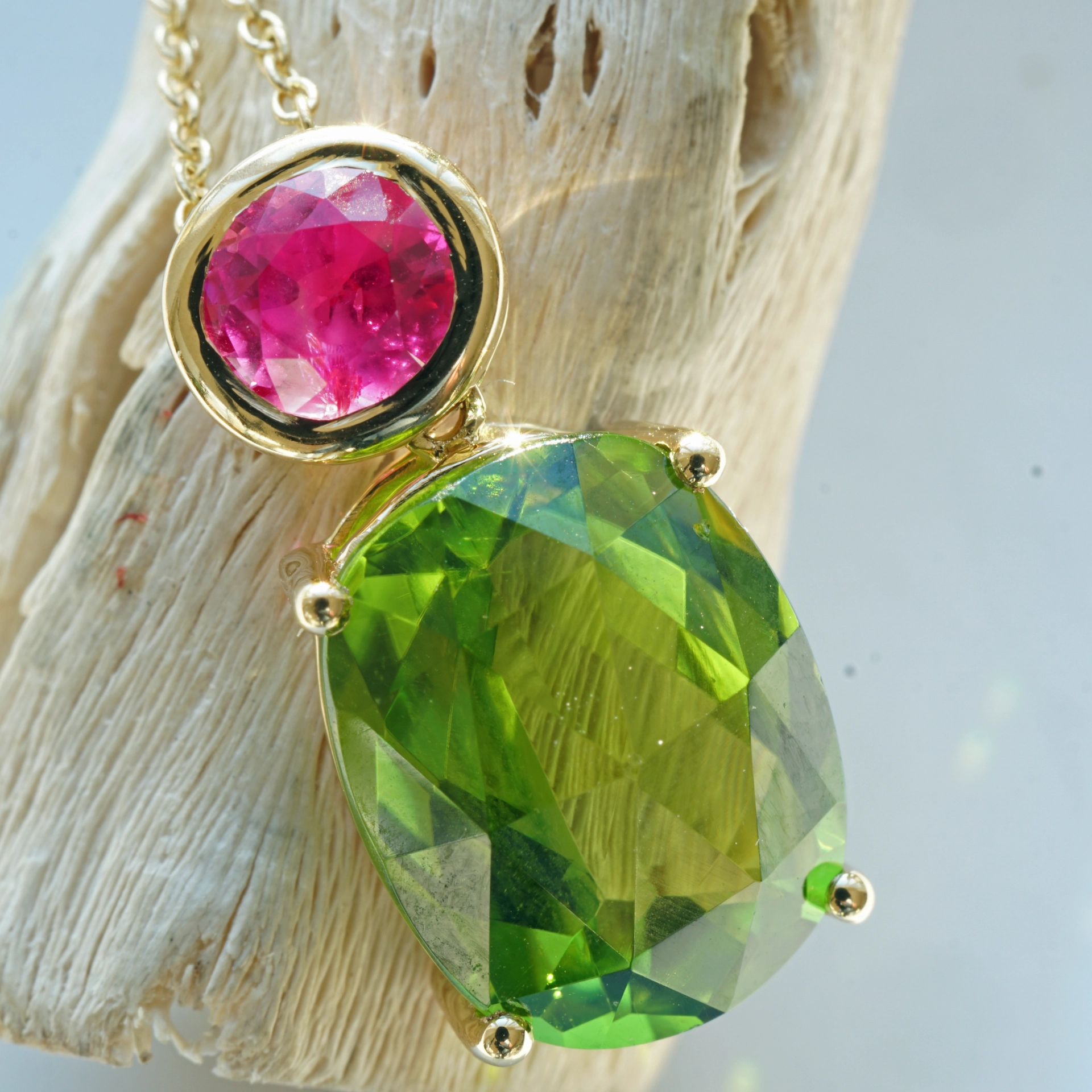 Rubin Peridot Anhänger m. Kette 750er Gelbgold 5.11 ct 0.63 ct AAA+