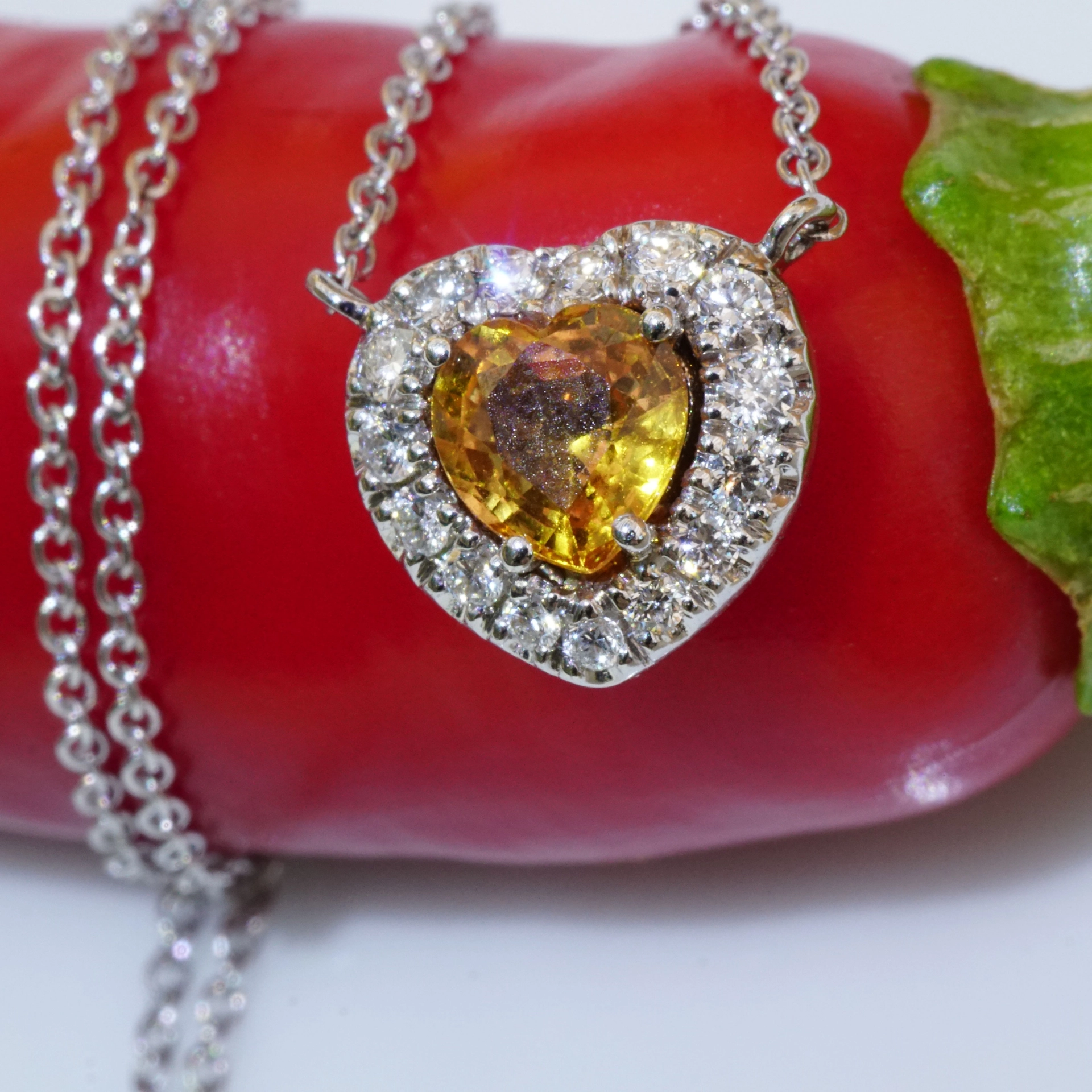 18 kt Whitegold Diamond Saphire Necklace....in the Color of Luck Orange-Yellow