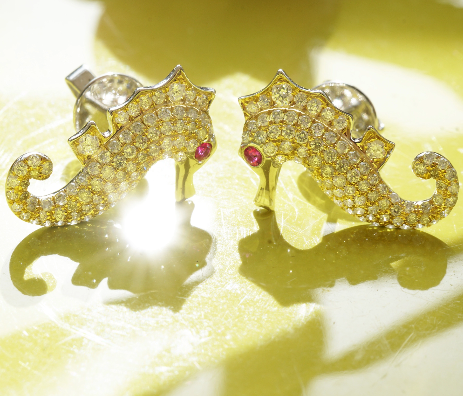 Süße Seepferdchen Ohrstecker 0.66 ct 750er Weissgold Rubinaugen 18 x 10,4 mm