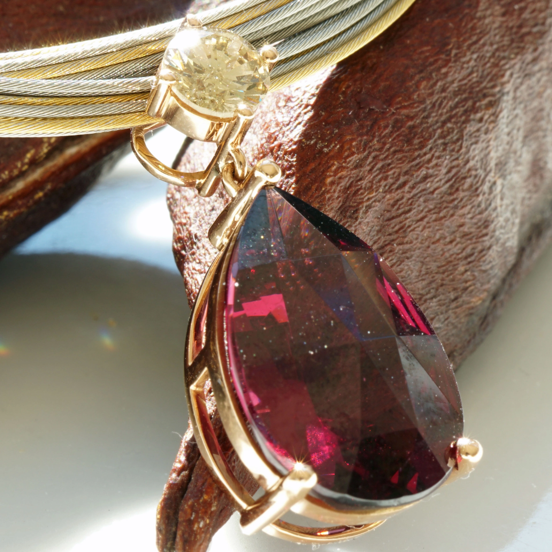 Rhodolithe Garnet 10 ct amazing Color with IGI Diamond