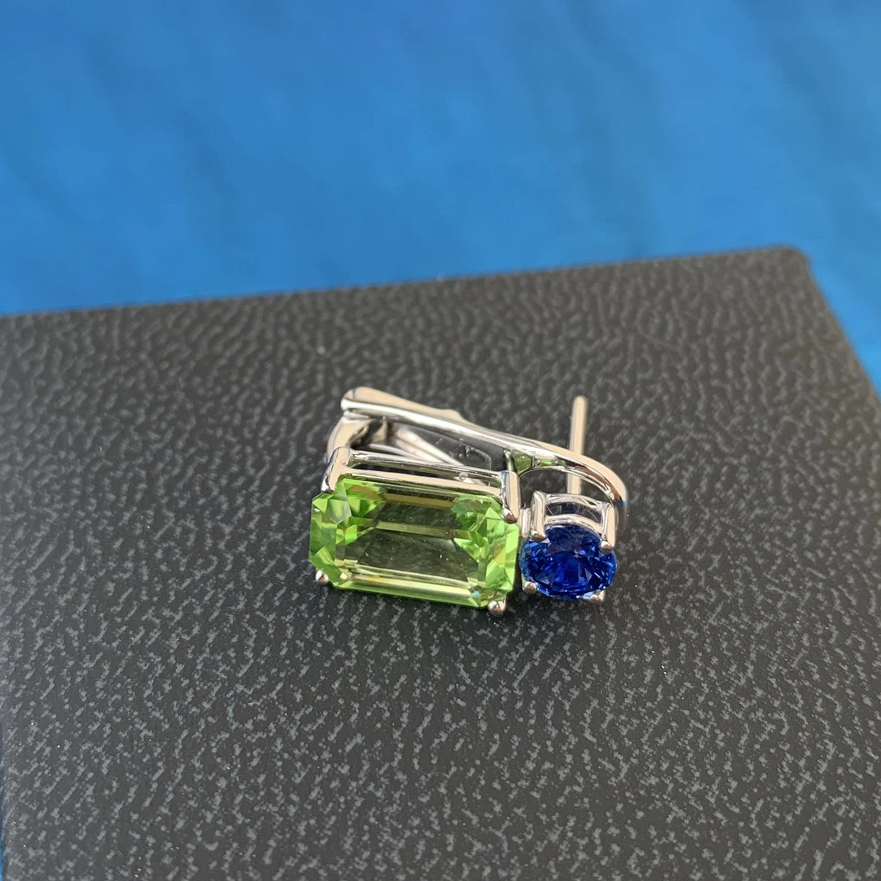 Saphire Peridot Earrings 18 kt White Gold.....High End Quality....Neon Mint Green