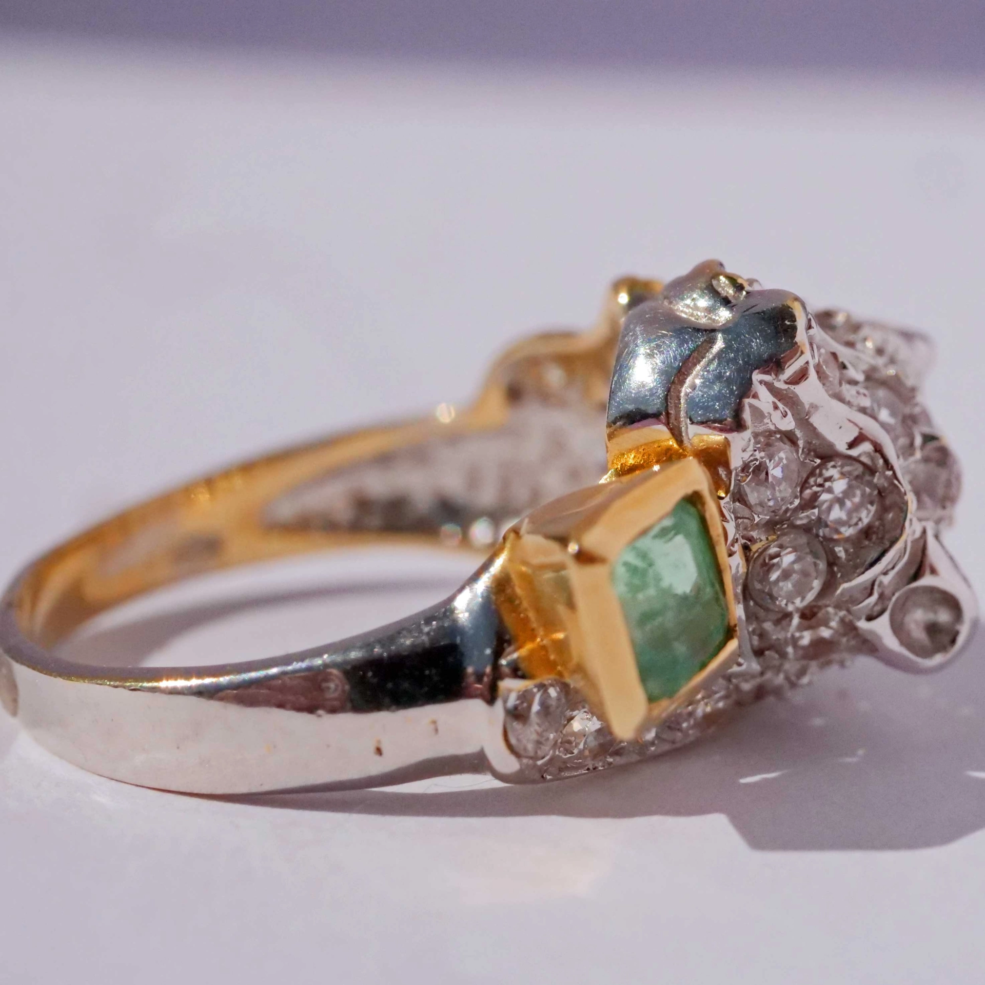 Emerald big Cat Ring 18 kt White Gold 0.25 ct beautifully designed