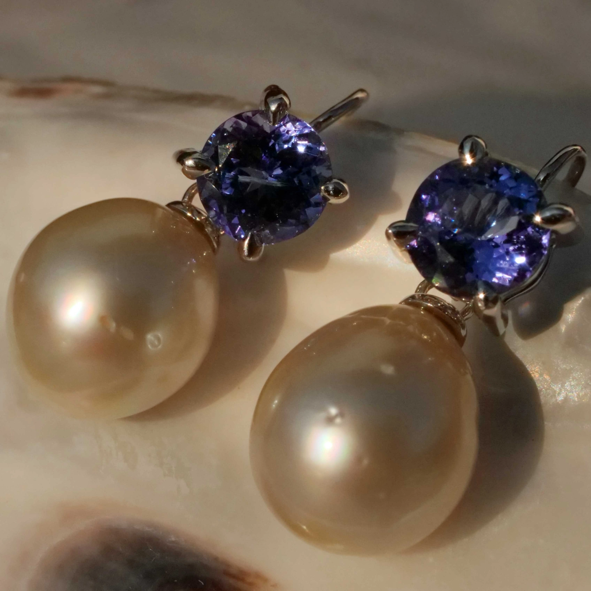 Tansanite South Sea Earrings 18 kt White Gold 3.22 ct...Pearls can be removed