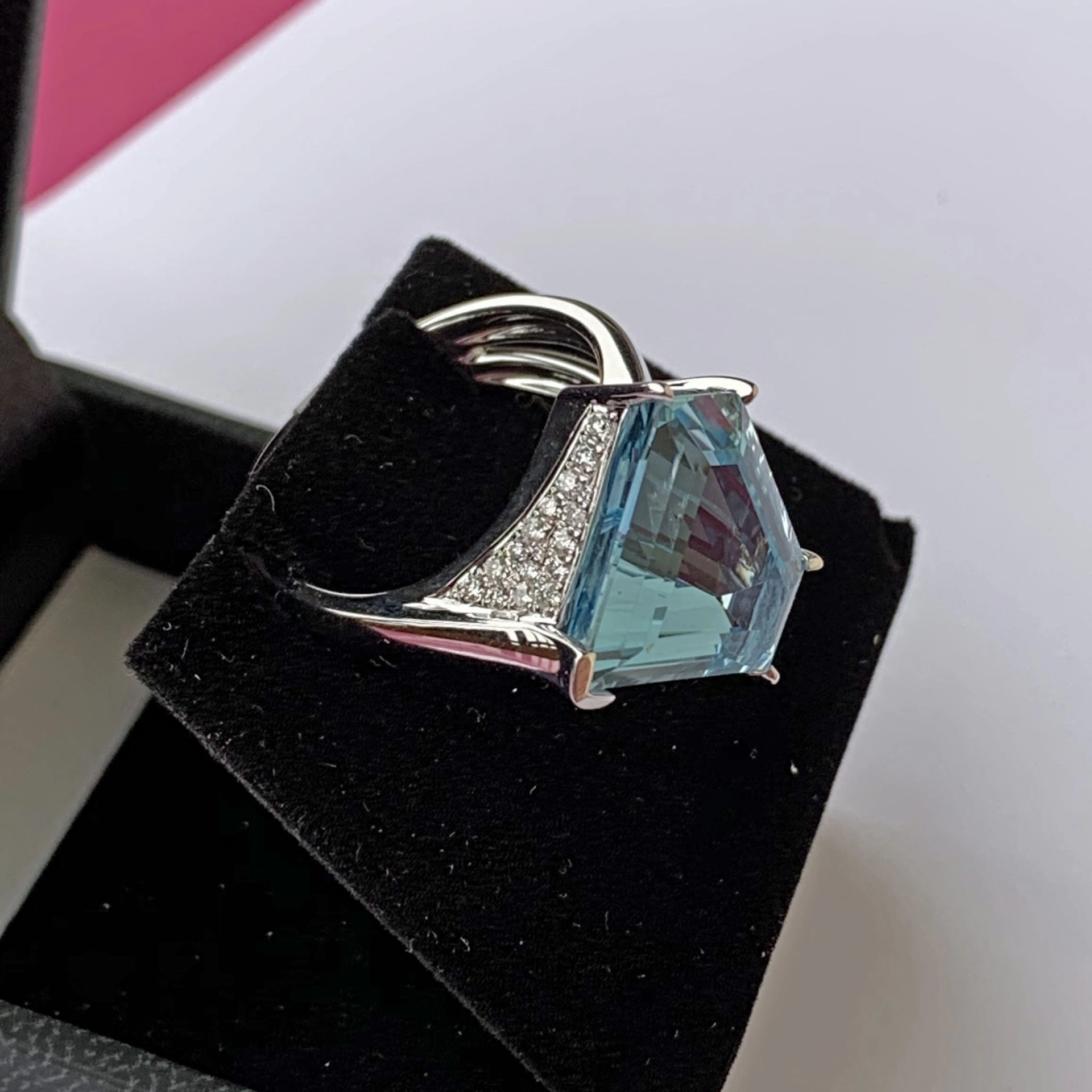 Aquamarin Brillant Ring 8.09 ct 0.26 ct 750er Weissgold Madagascar AAA+ Wahnsinnsdesign