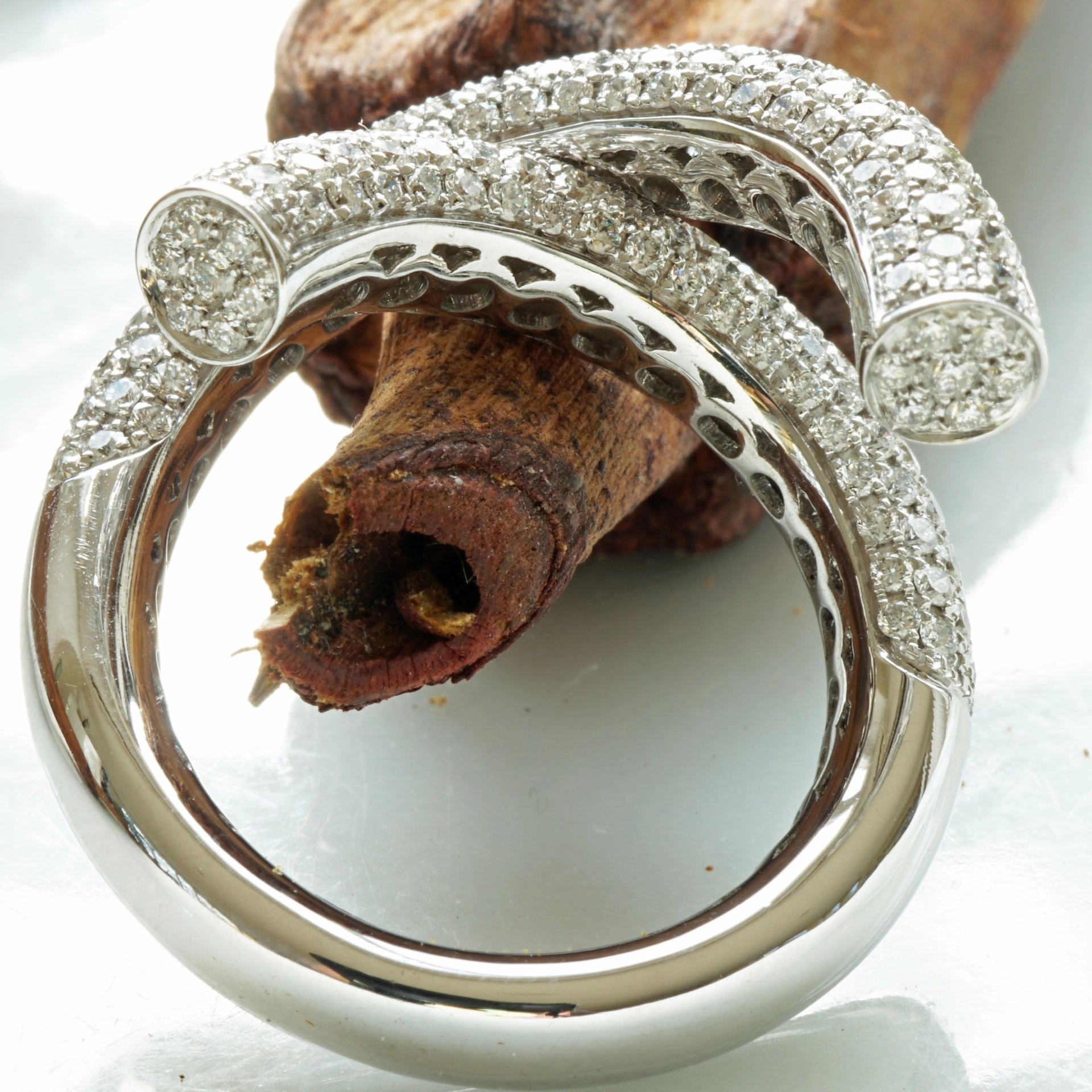Give me a X....diamond Highlight, what a design! 18kt  whitegold, every diamond set with very professionell, approx. 3.42 ct