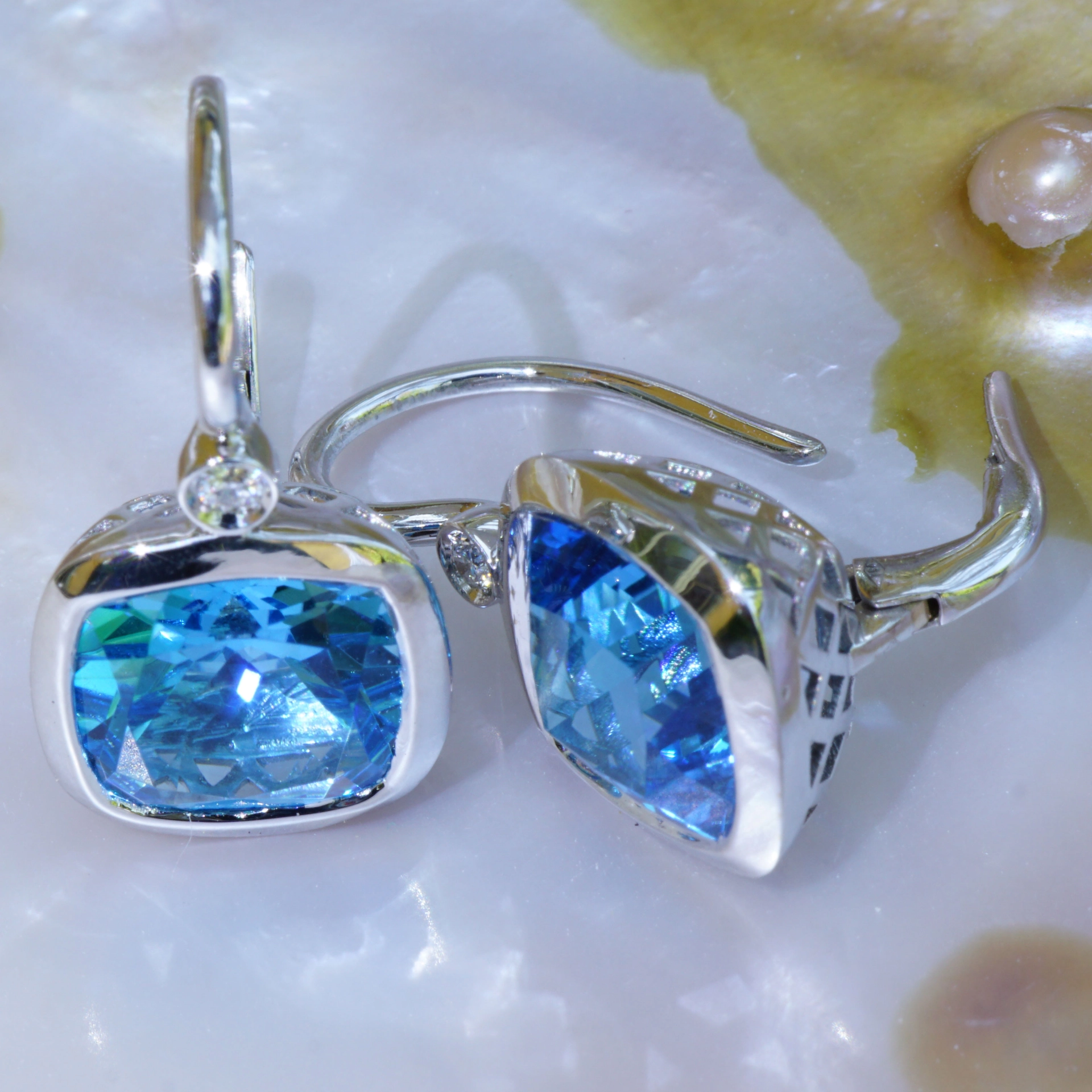 Earrings with Brilliant and Blue Topaz 18 kt White Gold....great Setting made in Italy
