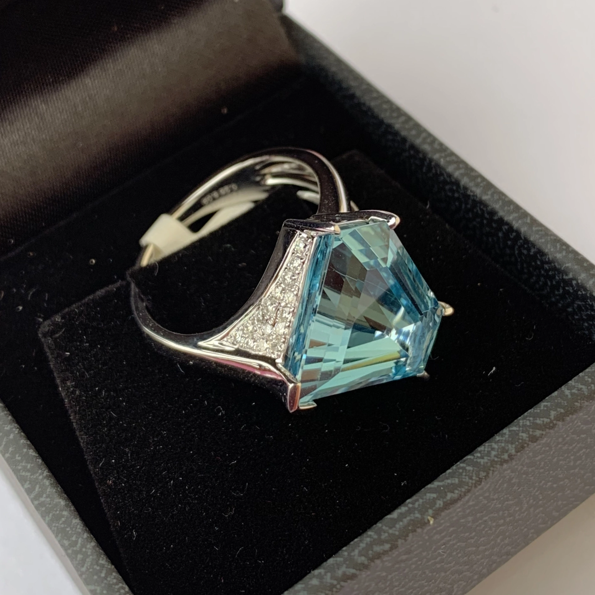Aquamarin Brillant Ring 8.09 ct 0.26 ct 750er Weissgold Madagascar AAA+ Wahnsinnsdesign