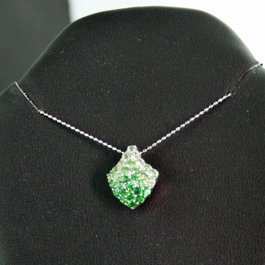 Tsavorith Peridot Anhänger mit Kette 750er Weißgold 1.17 ct im Verlauf