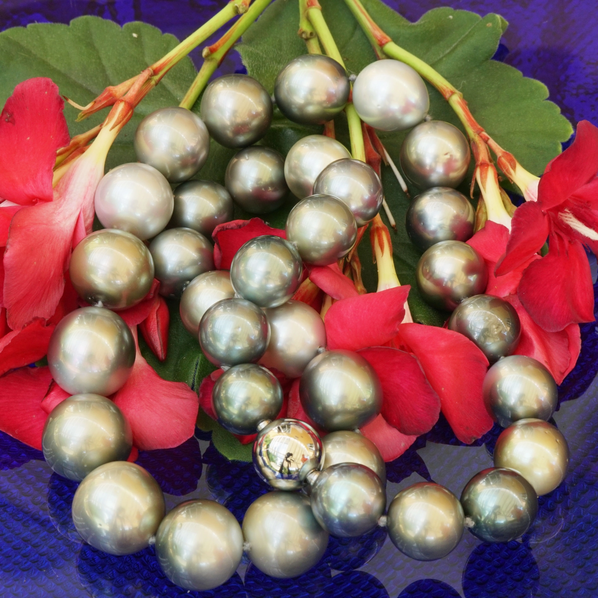 Tahiti Zuchtperl Collier 11,8 -14,9 mm 47 cm antrazit-multif. rund-l.längl. AAA+