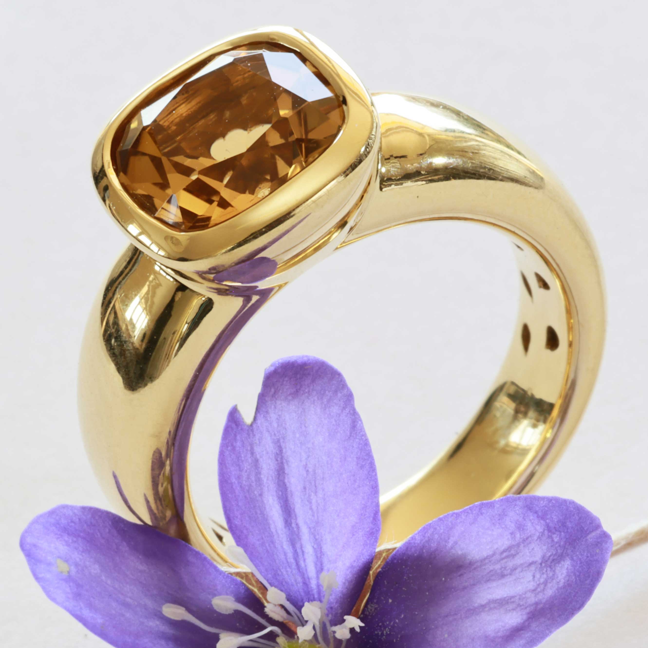 Citrin Ring 750 Yellow Gold Valenza..... bella Italia.... small Cardinal Ring... so trendy 