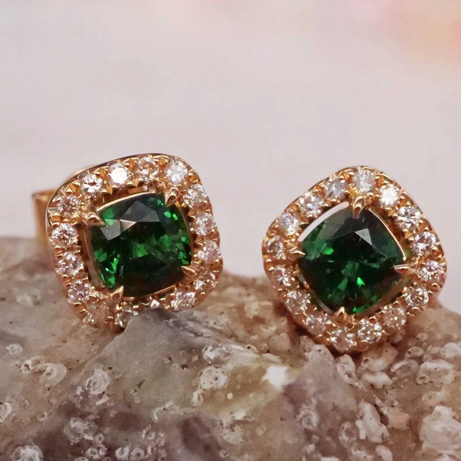 Tsavorith Brilliant Earstuds 18 kt Yellow Gold 1.42 ct 0.25 ct...what a amazing Color