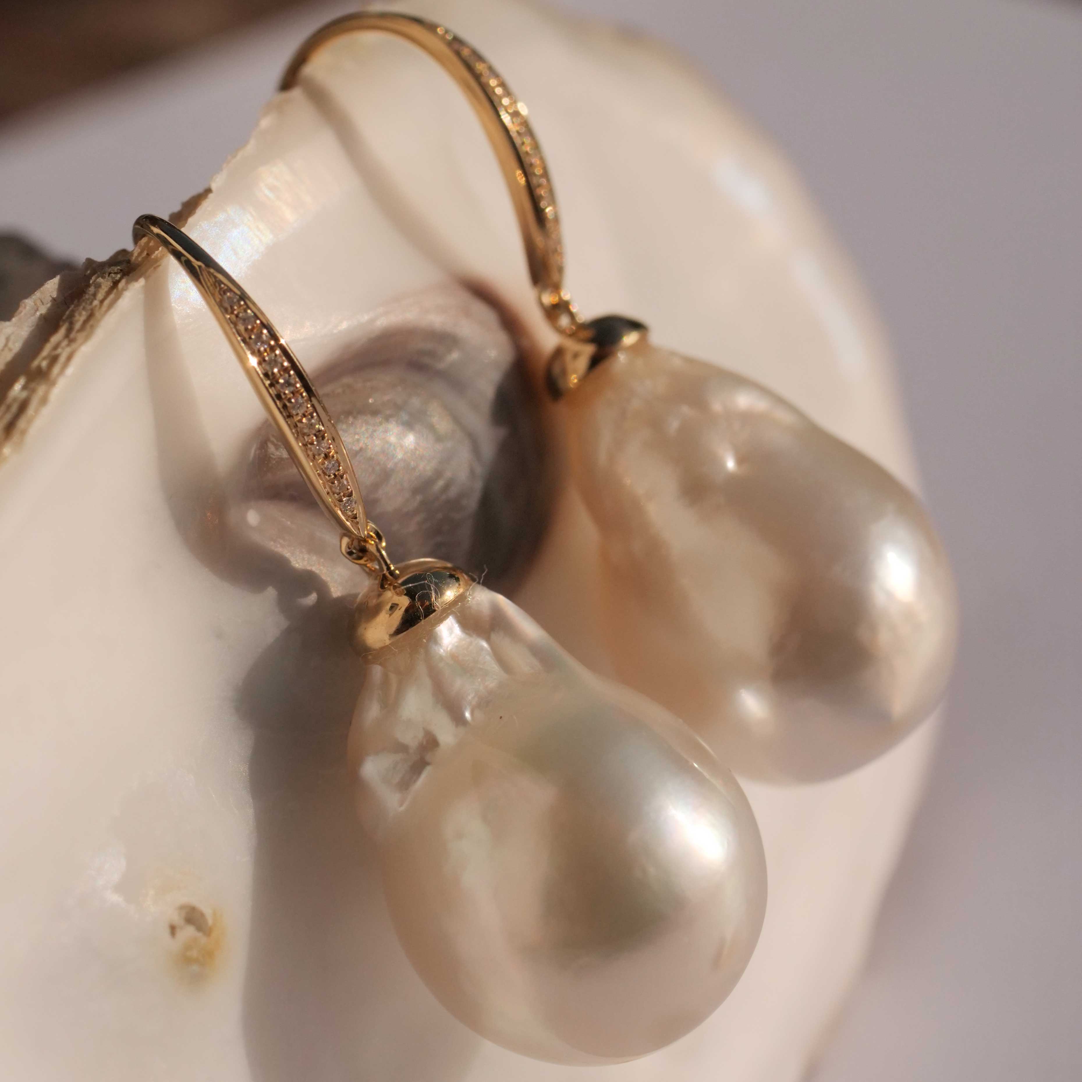 White South Sea Cultured Pearl Diamond Drop Drop Earrings Baroque 20 x 13.5 mm 585 Yellow Gold