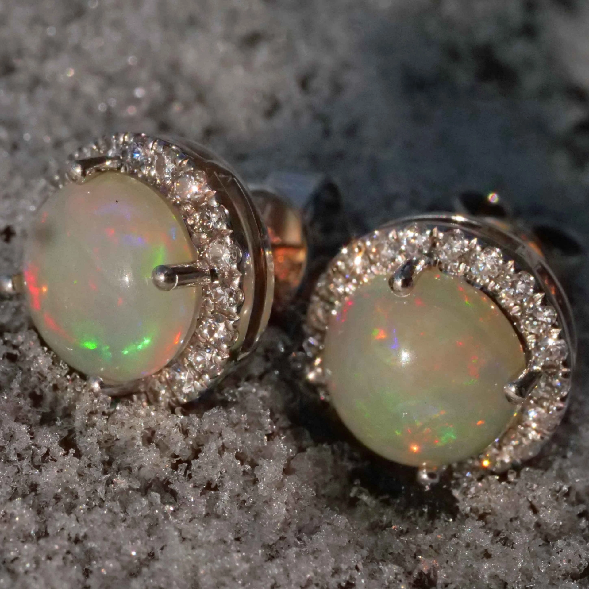 Brilliant Opal Ear Stud 18 kt Whitegold TW / VS lively fine transluzent Ethiopia