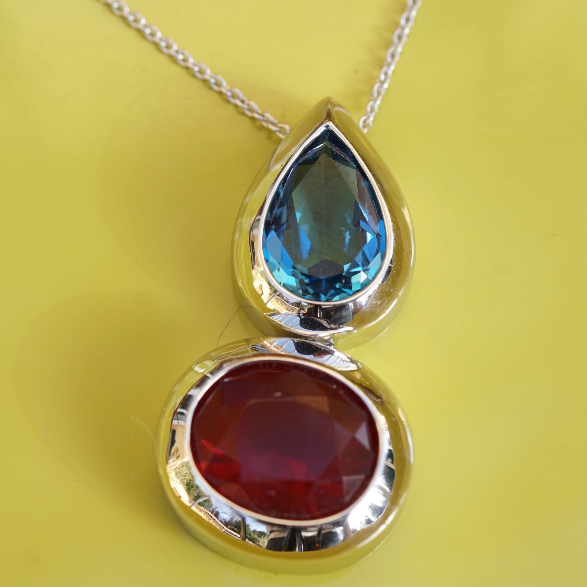 Feueropal Topas Anhänger mit Kette 31 x 16 mm 750er Gold 3.27 und 3.86 ct