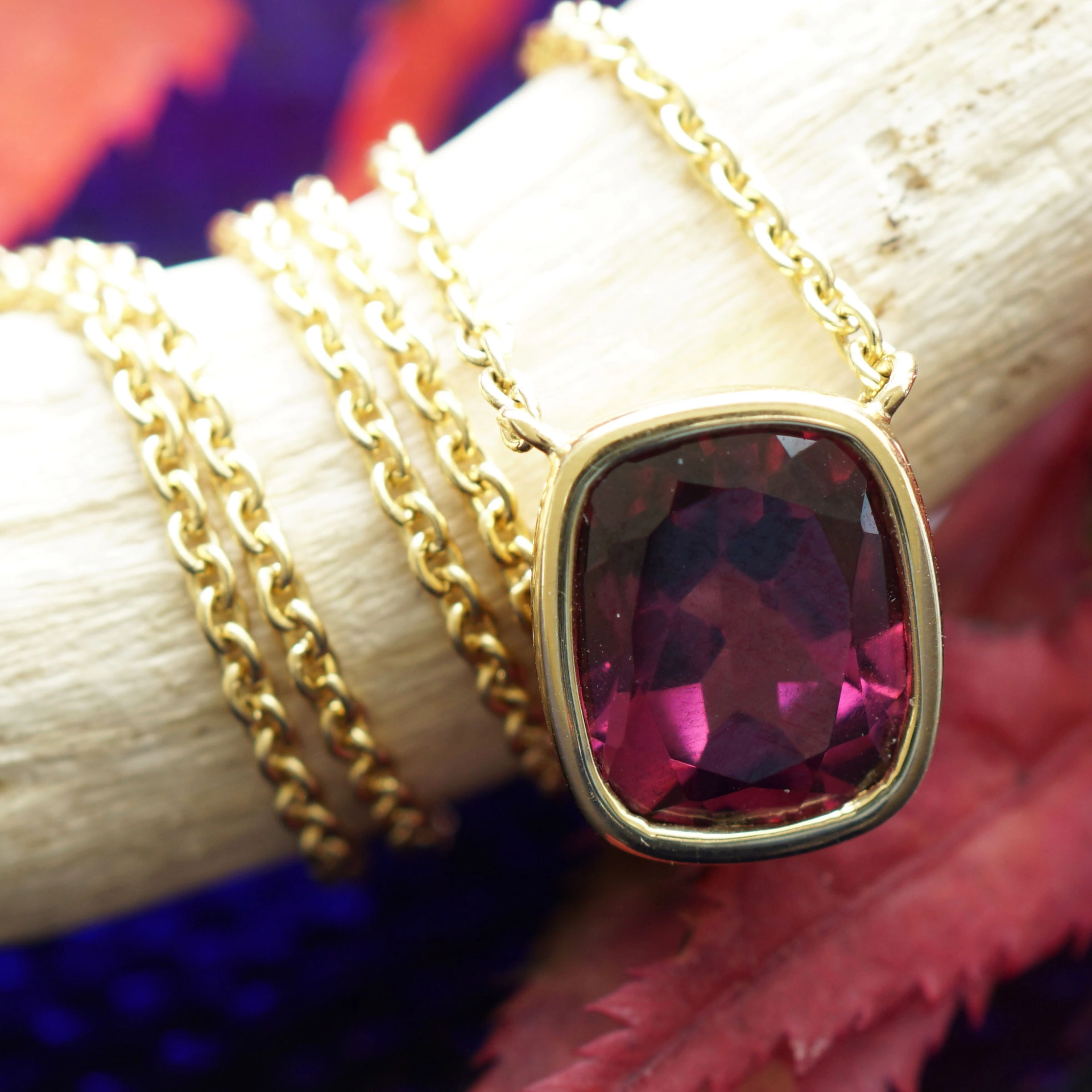 Rhodolithe Necklace 18 kt Yellowgold...Lifeblood Color Violet-Red