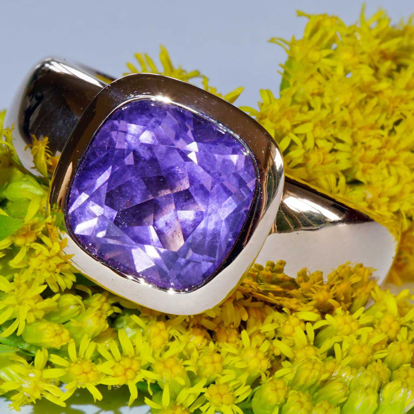 Amethyst Ring 750 Rose Gold Valenza..... bella Italia.... small Cardinal Ring... so trendy 
