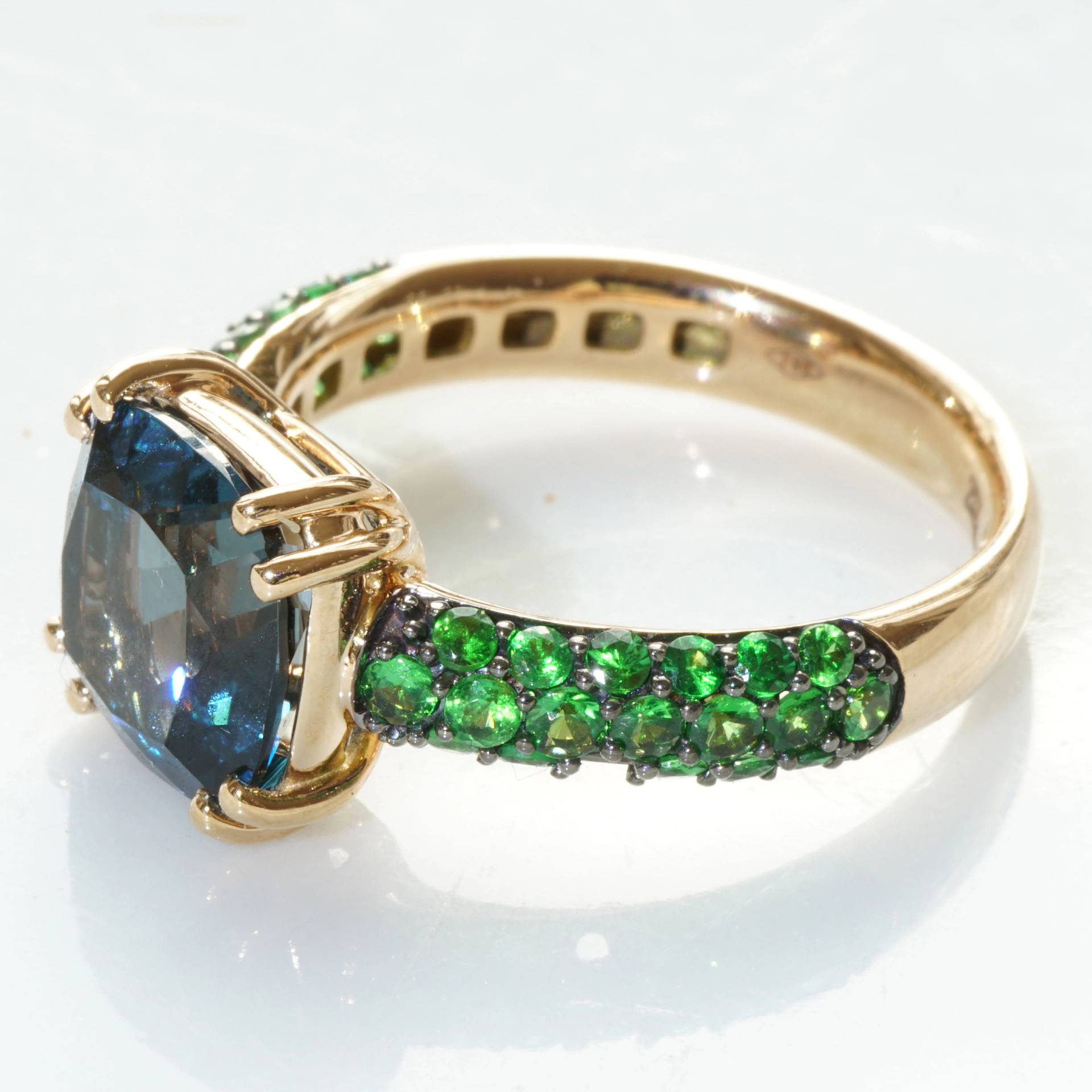 Blue and Green....what a Cool Combination....Yellowgold Ring 18 kt Topaz and Tsavorith