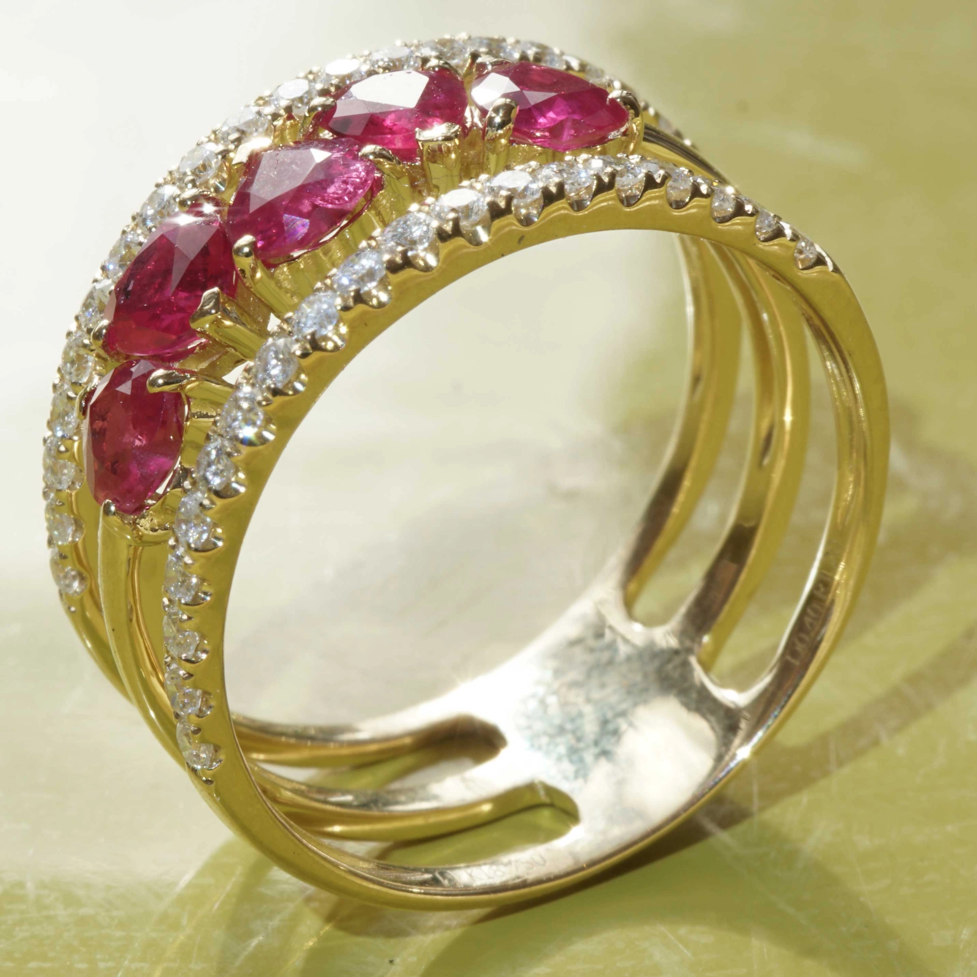 Ruby Brilliant Ring 18 kt Yellowgold....5 Hearts for special occasions....