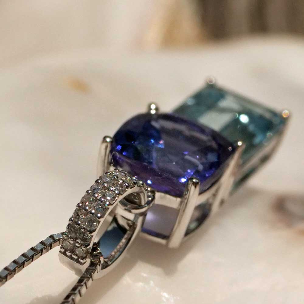 Aquamarine Tanzanite Brilliant Pendant 750 white gold from Tanzania and Brazil..what colors