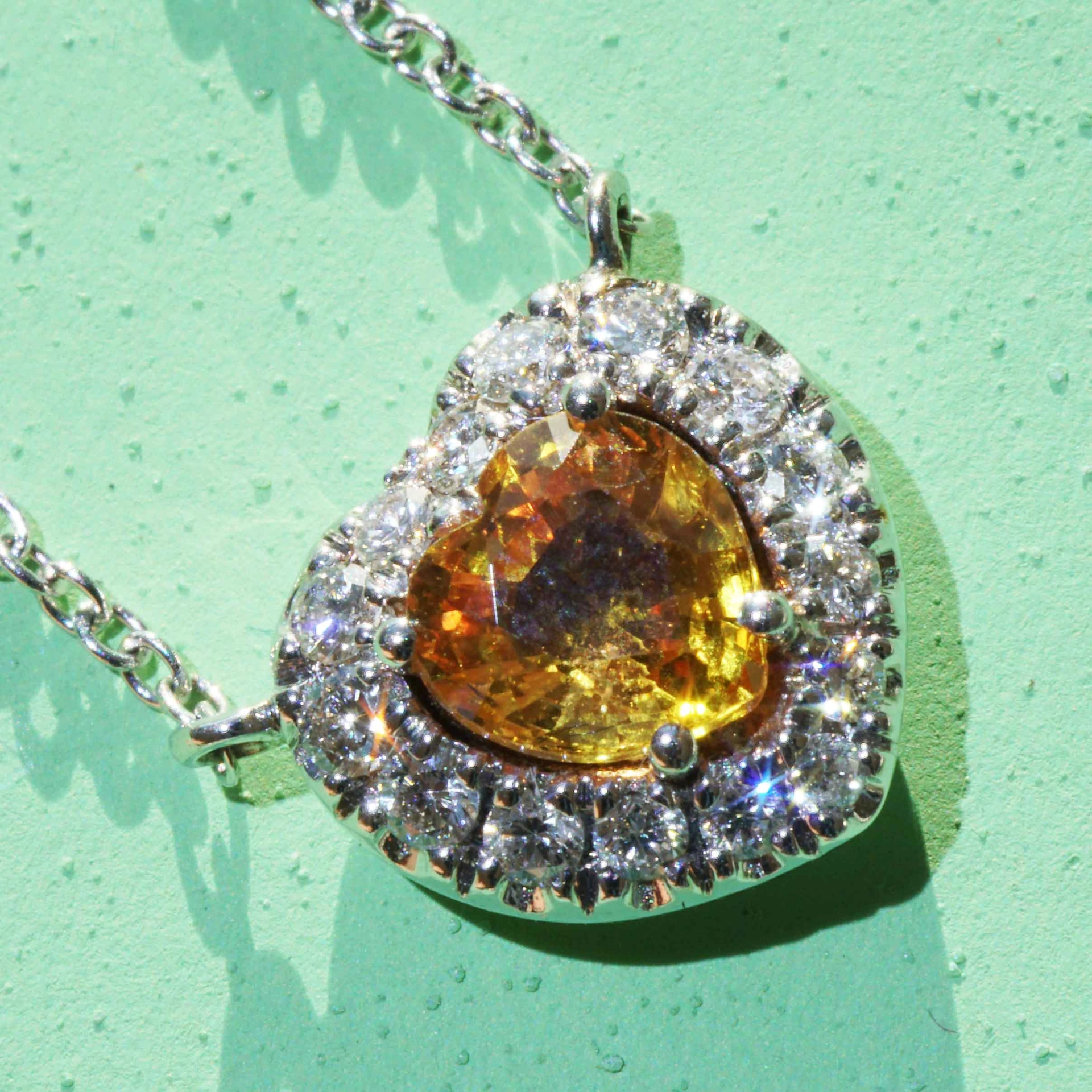 18 kt Whitegold Diamond Saphire Necklace....in the Color of Luck Orange-Yellow