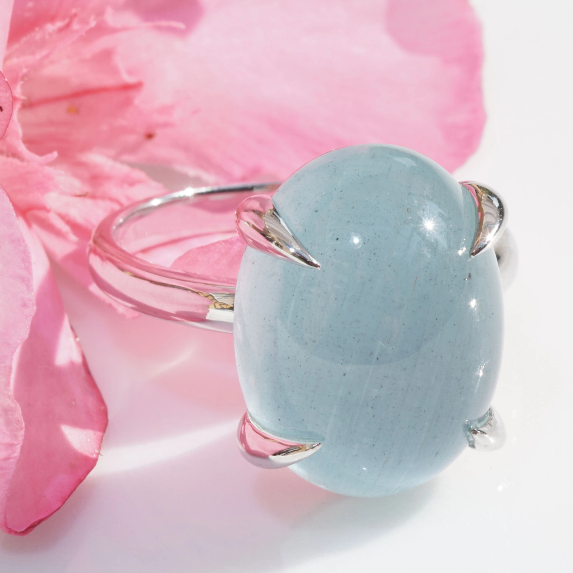 Aquamarin Ring 18 kt White Gold ...magic Light