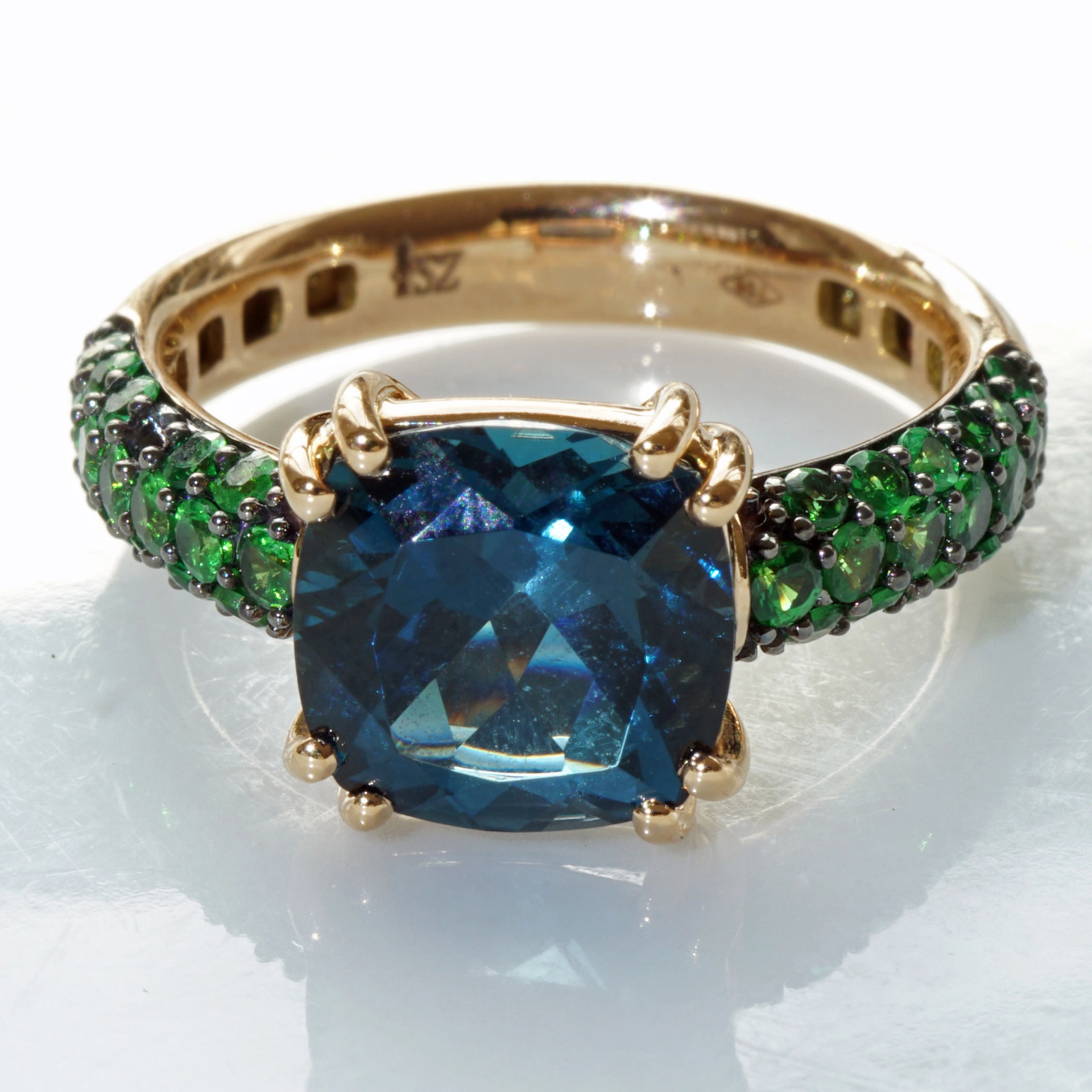 Blue and Green....what a Cool Combination....Yellowgold Ring 18 kt Topaz and Tsavorith