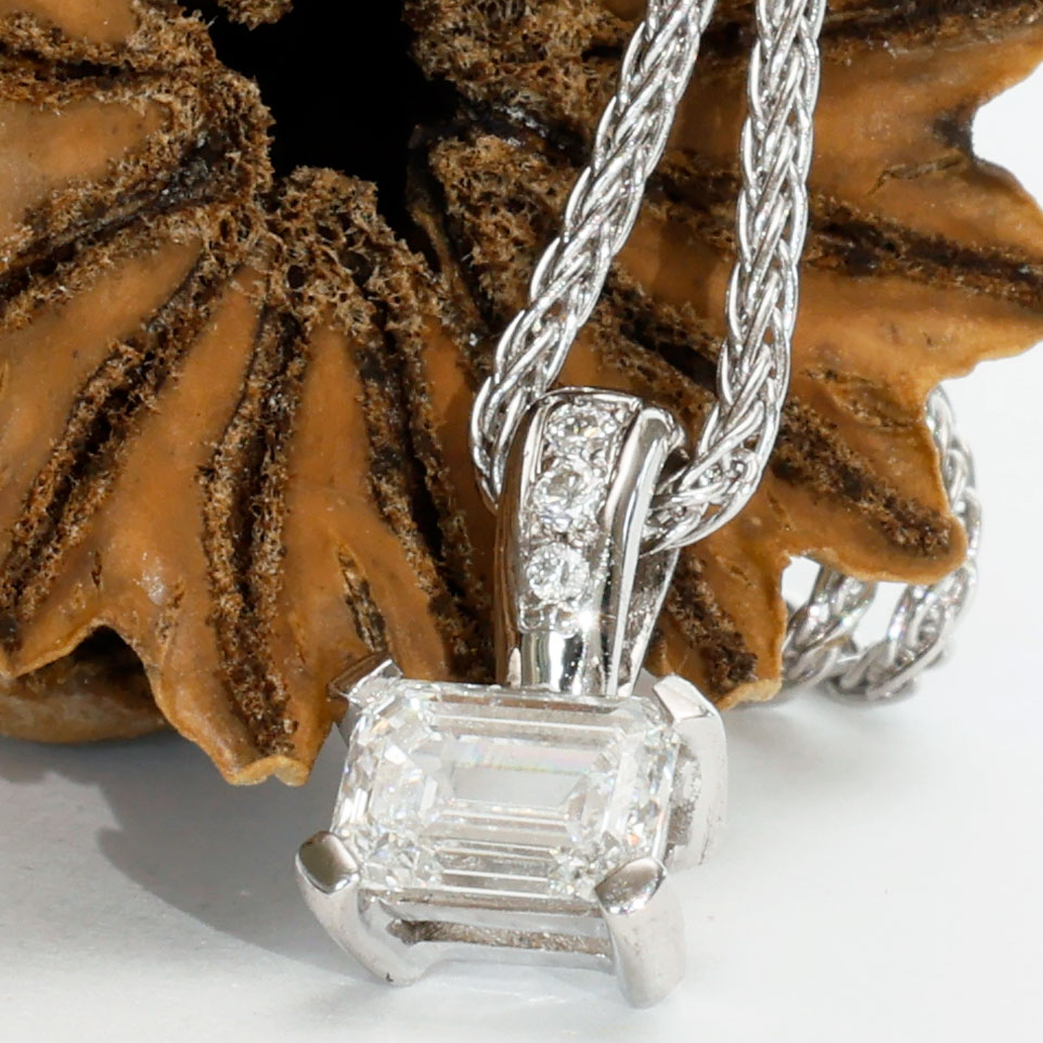 Emeraldcut Diamond Pendant with Chain 0.525 ct F VS2 Silhouette Bentner GIA Certificate 750 White Gold