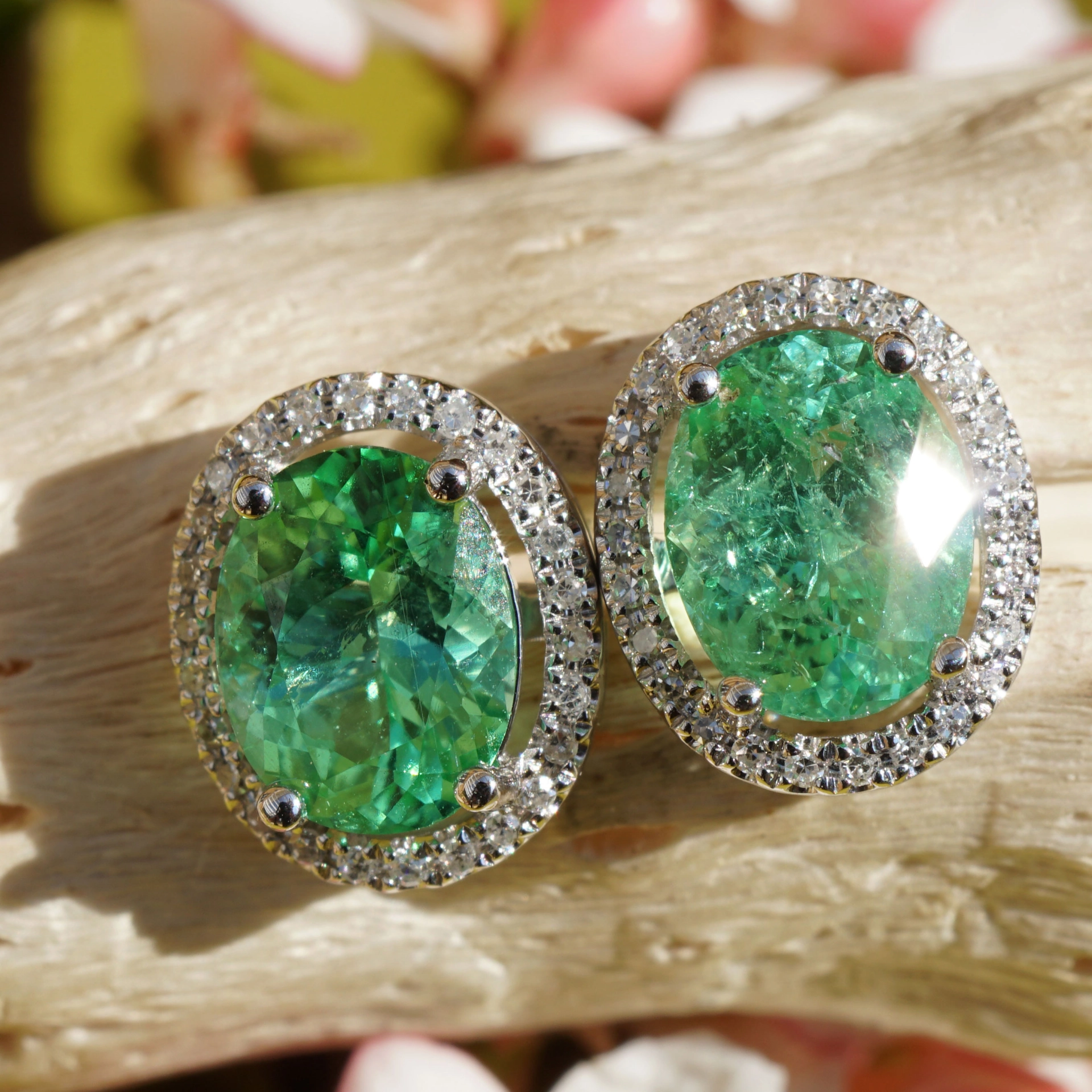 Paraiba Turmalin Ohrstecker 1.70 ct AAA+ 750er Weissgold Diamanten 7x5,5 mm