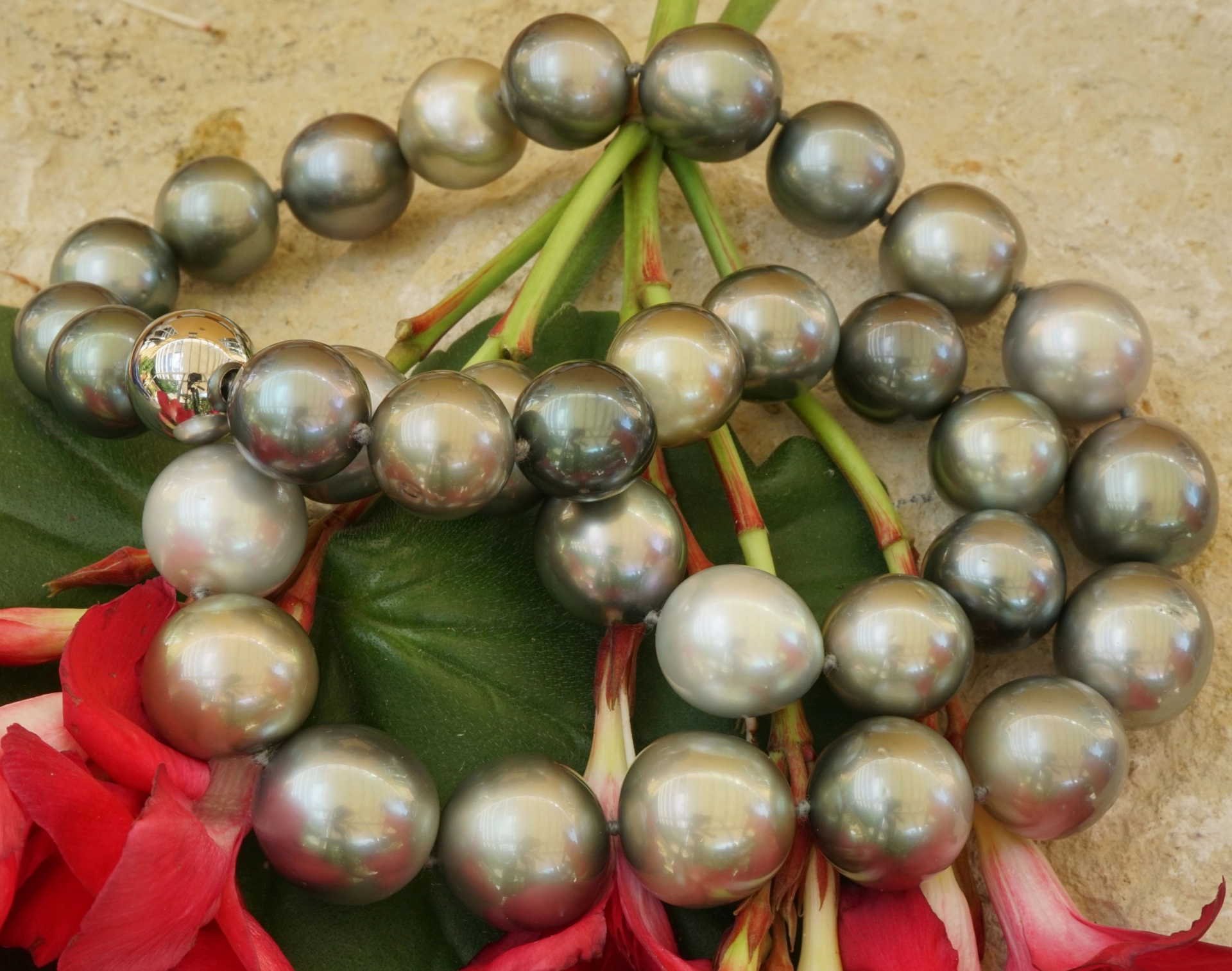Tahiti Zuchtperl Collier 11,8 -14,9 mm 47 cm antrazit-multif. rund-l.längl. AAA+