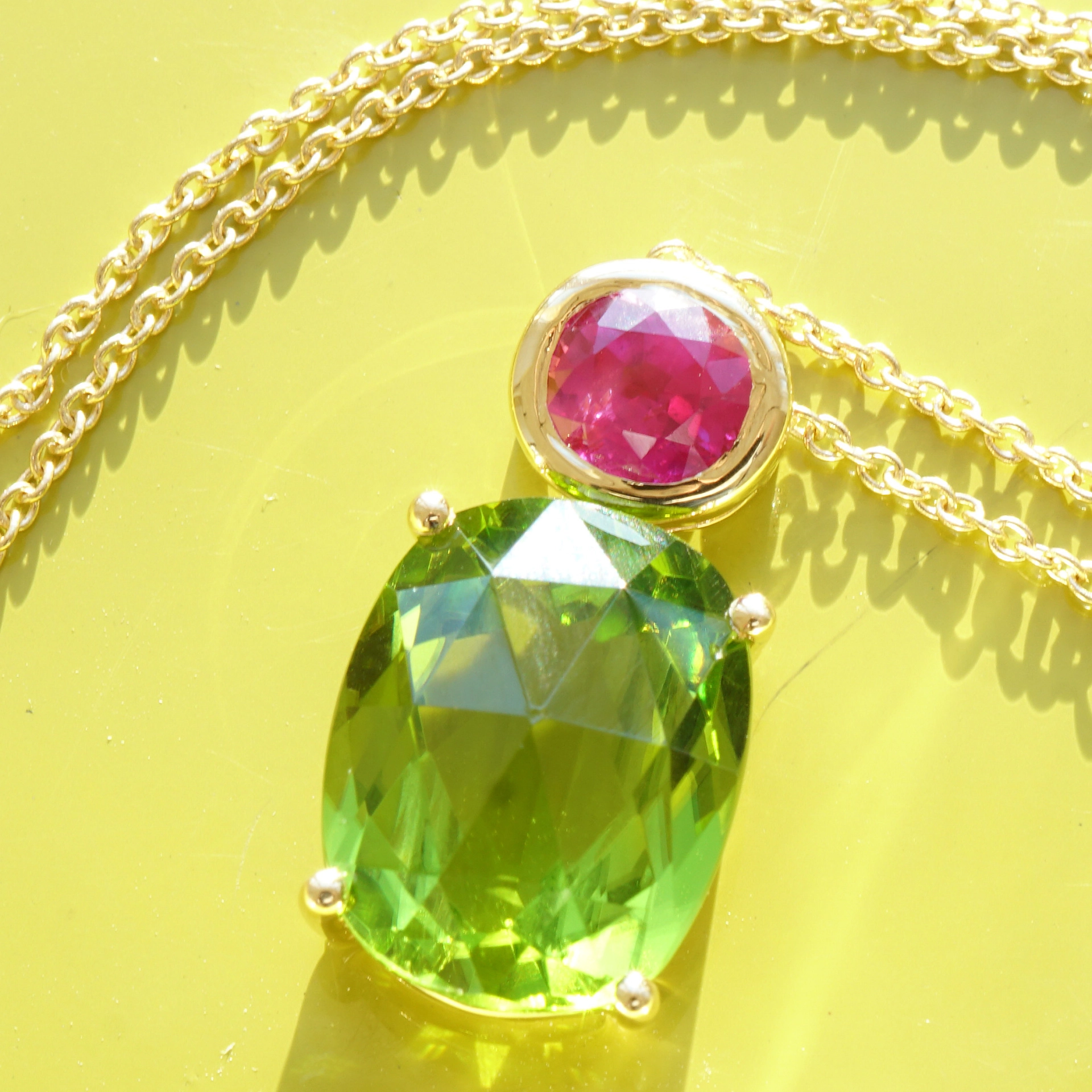 Rubin Peridot Anhänger m. Kette 750er Gelbgold 5.11 ct 0.63 ct AAA+