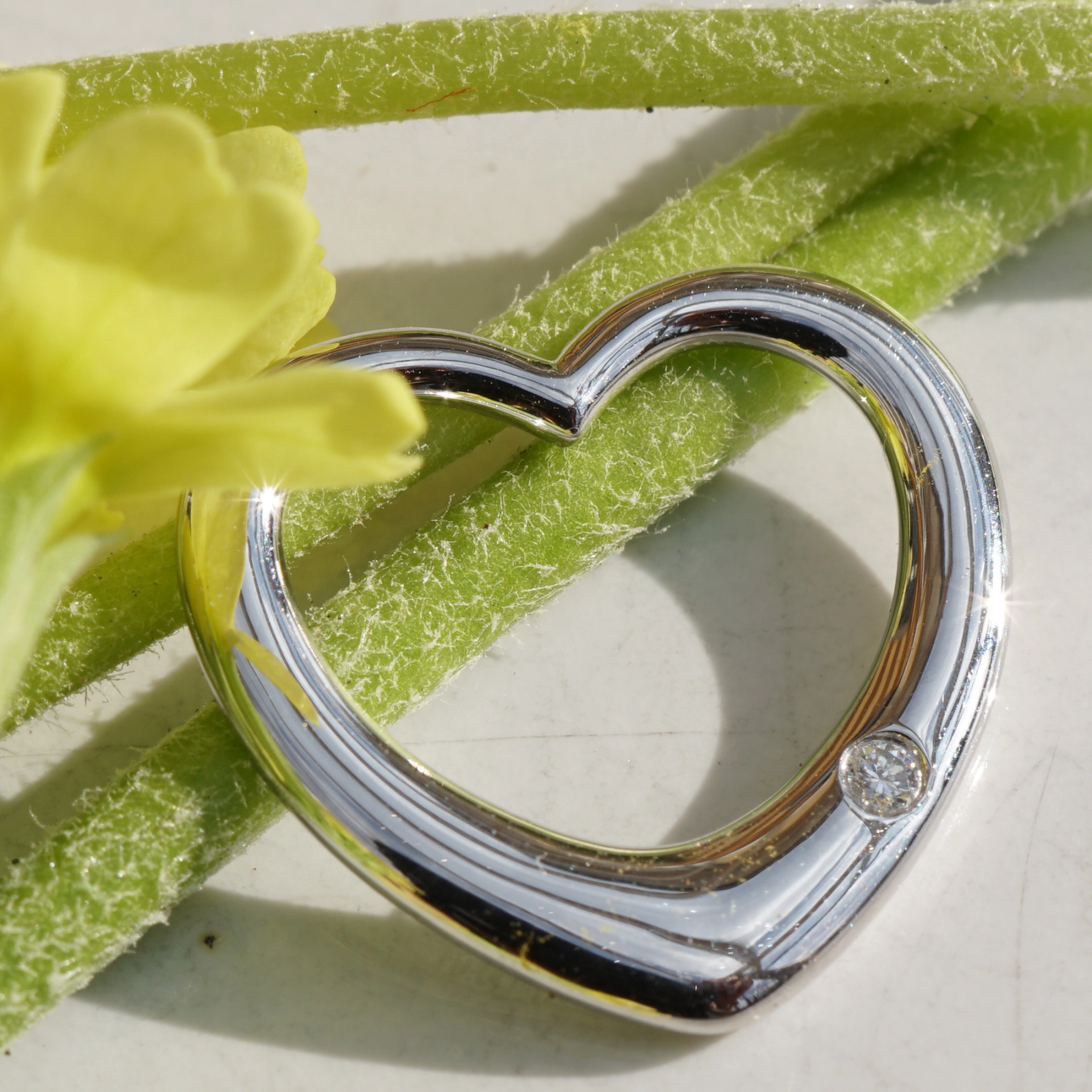 Platin Herz mit Vollschliff Brillant 15 x 14 mm 950er Platin massiv LIEBE MICH