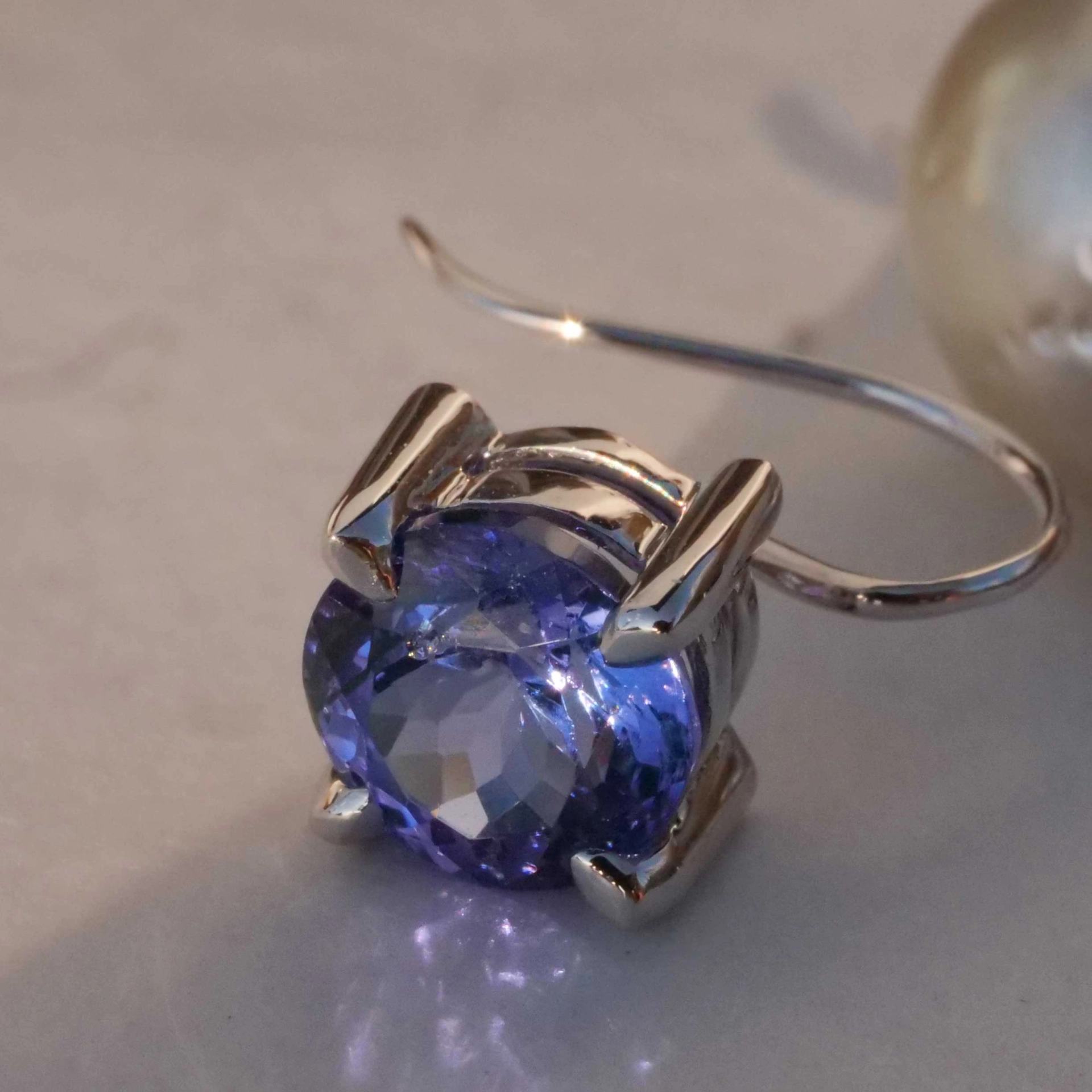 Tansanite South Sea Earrings 18 kt White Gold 3.22 ct...Pearls can be removed