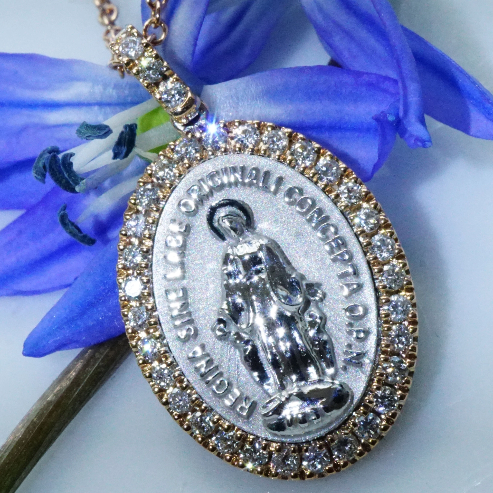 Sweet Madonna Pendant made in italy perfectly set in 750 White Gold and Rose Gold