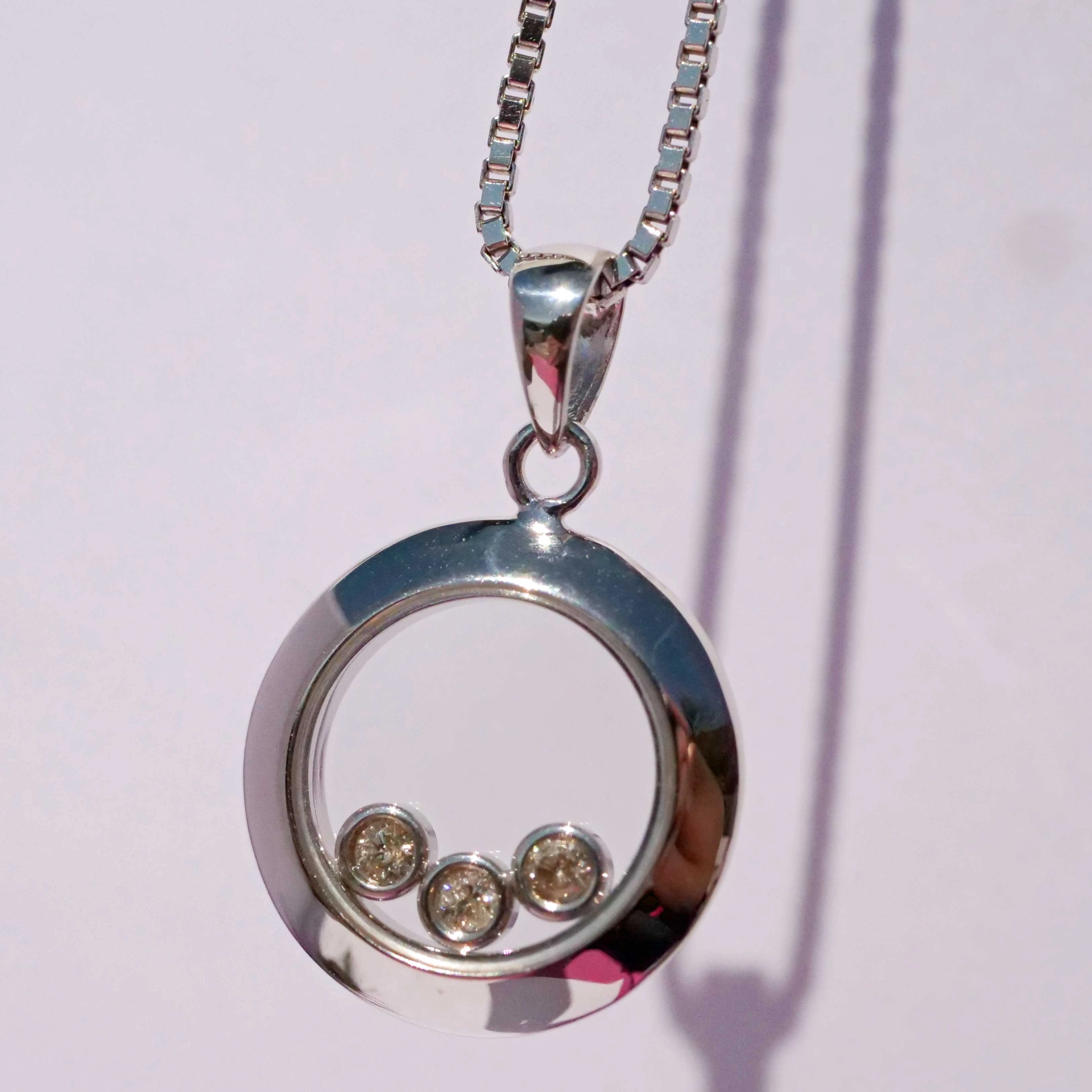 Pendant in 750 White Gold with movable full-cut Diamonds....Eye Catcher