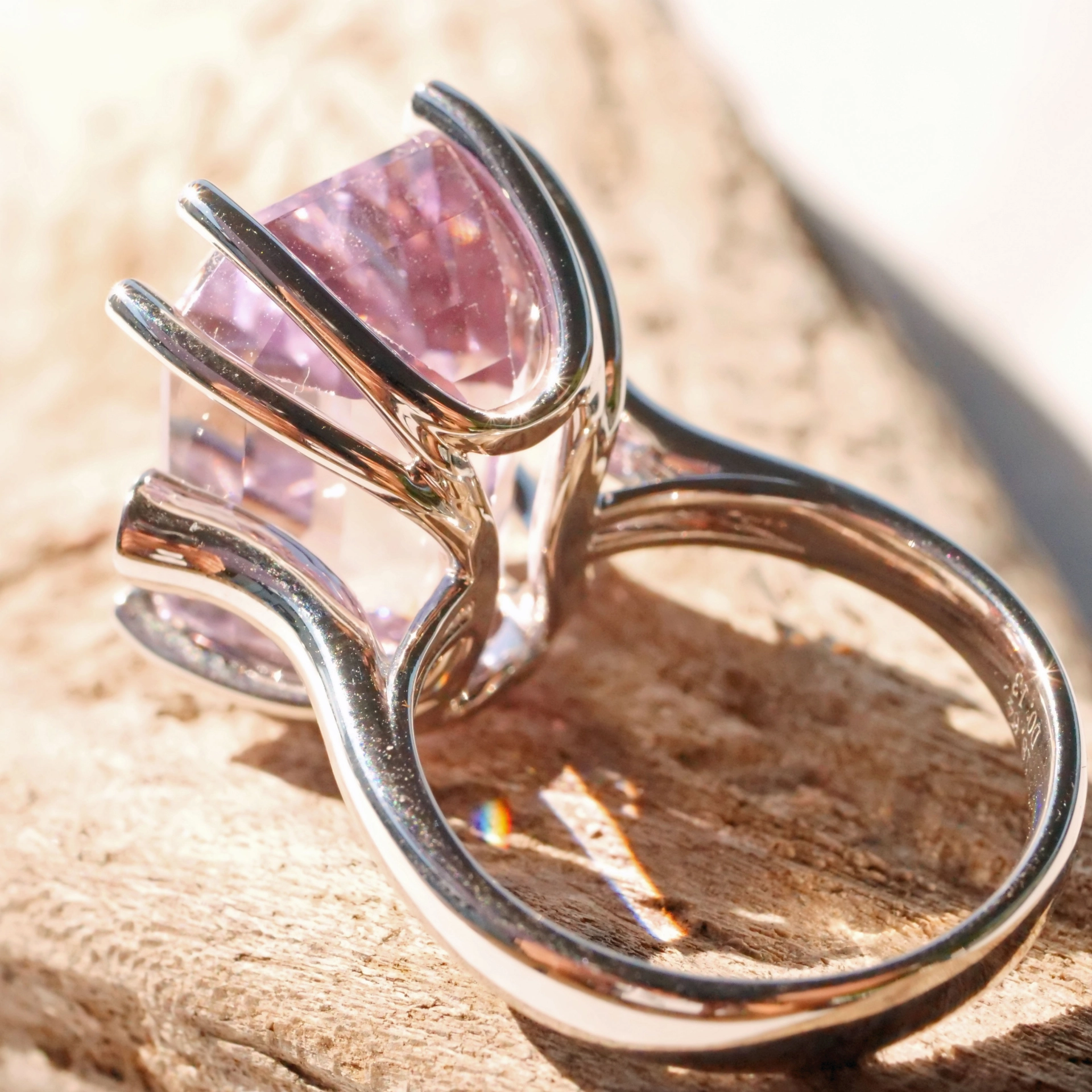 Kunzite Brilliant Ring 18 kt White Gold 18.64 ct 0.13 ct.....very chic set