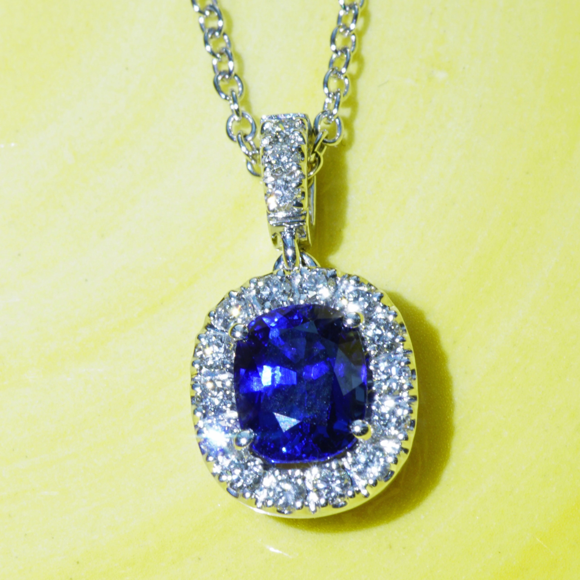 Top Saphire Brilliant Pendant with Chain 18 kt White Gold 1.14 ct AAA+