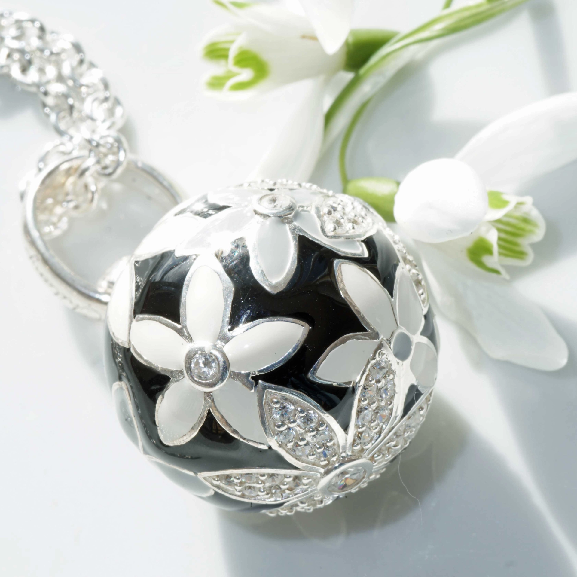 Chilango Pendant Faberge white black Flower with Circonia 925 Silver Enamel